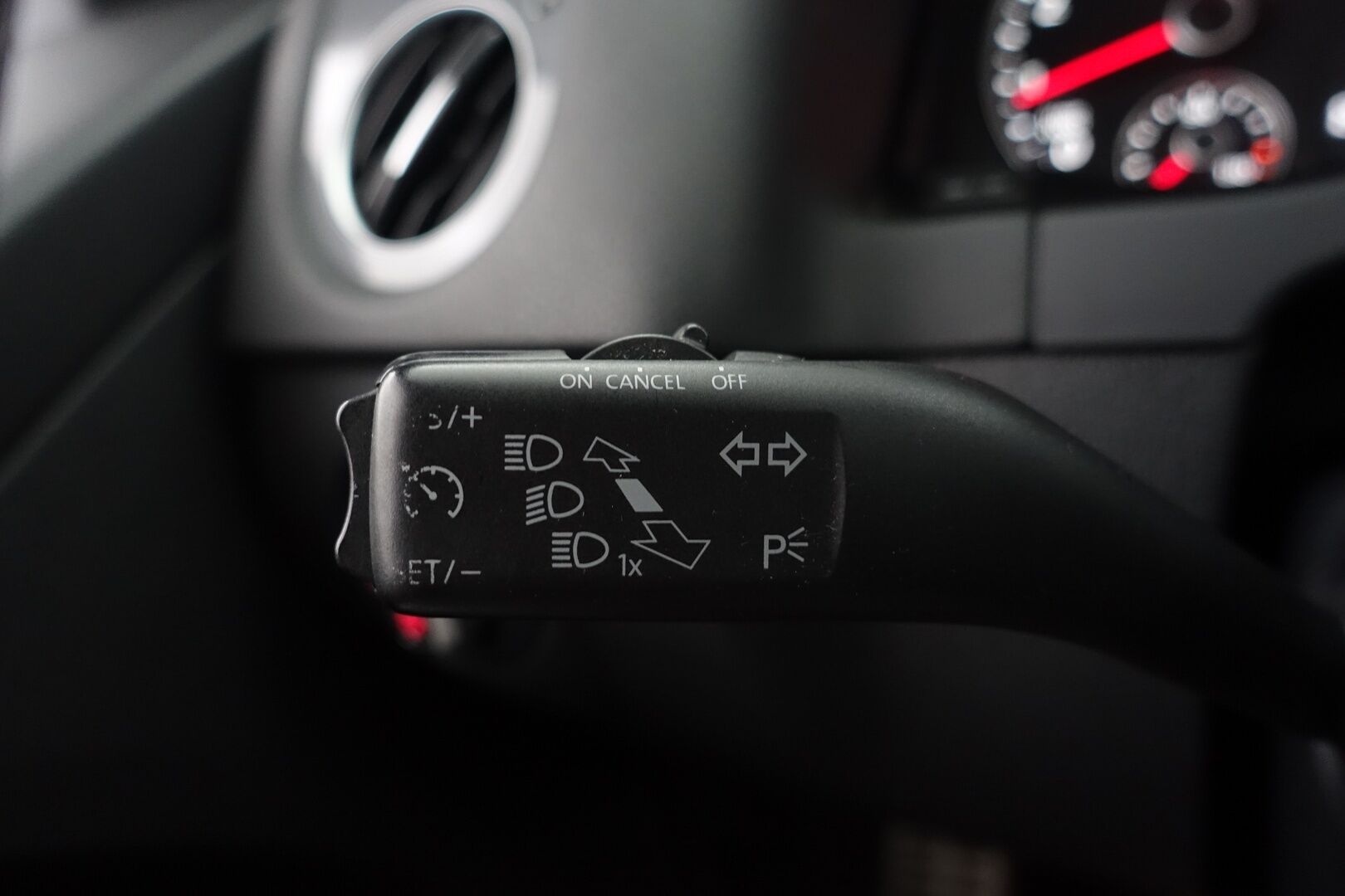 Volkswagen Tiguan 2015 1.4 TSI R-Line 4MOTION - | Juuri huollettu! | Jakoketju vaihdettu! | Panorama | Nahkasisusta | Sähköpenkit | Vetokoukku | P.kamera & tutkat | - KORKO VAIN 3,99 %
