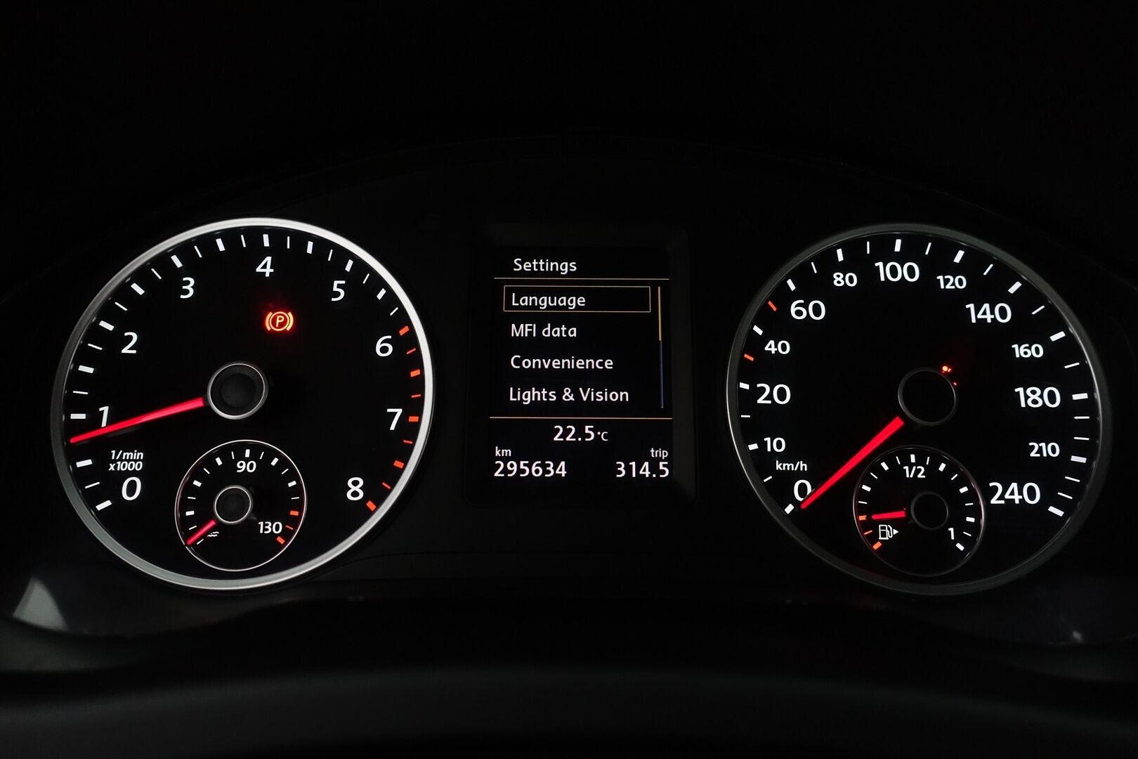 Volkswagen Tiguan 2015 1.4 TSI R-Line 4MOTION - | Juuri huollettu! | Jakoketju vaihdettu! | Panorama | Nahkasisusta | Sähköpenkit | Vetokoukku | P.kamera & tutkat | - KORKO VAIN 3,99 %