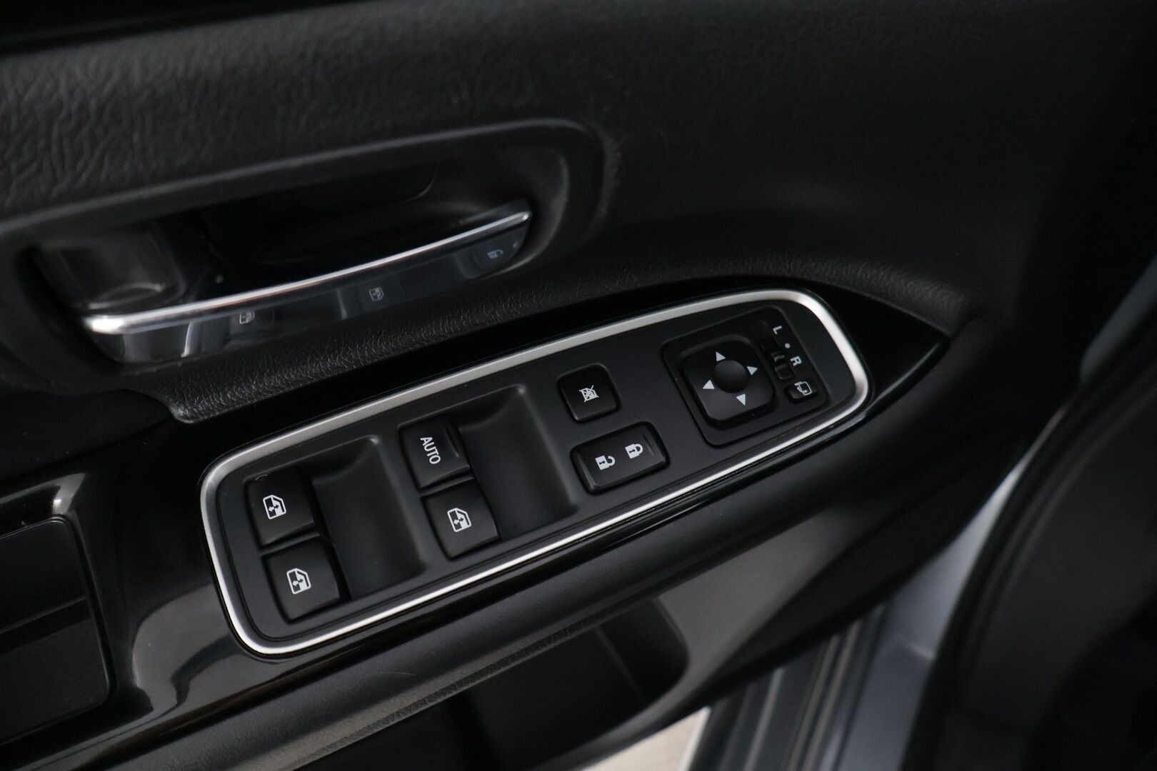 Mitsubishi Outlander 2016 Instyle Navi 4WD 5p * P-Kamera / Nahka-alcantara / Ratinlämmitin / Vakkari * - HULLUT VÄLIPÄIVÄT KORKOTARJOUS 2,49%