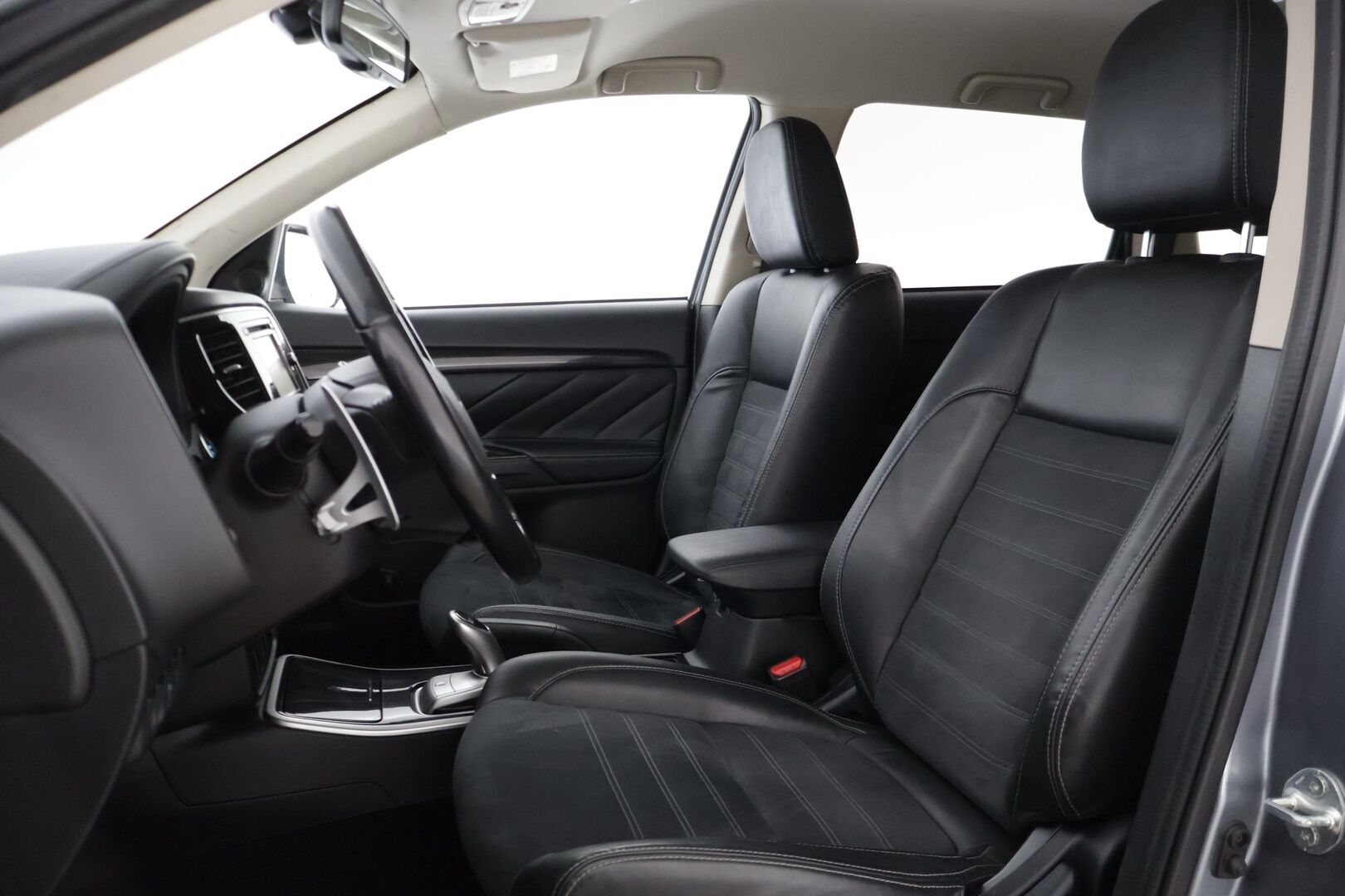 Mitsubishi Outlander 2016 Instyle Navi 4WD 5p * P-Kamera / Nahka-alcantara / Ratinlämmitin / Vakkari * - HULLUT VÄLIPÄIVÄT KORKOTARJOUS 2,49%