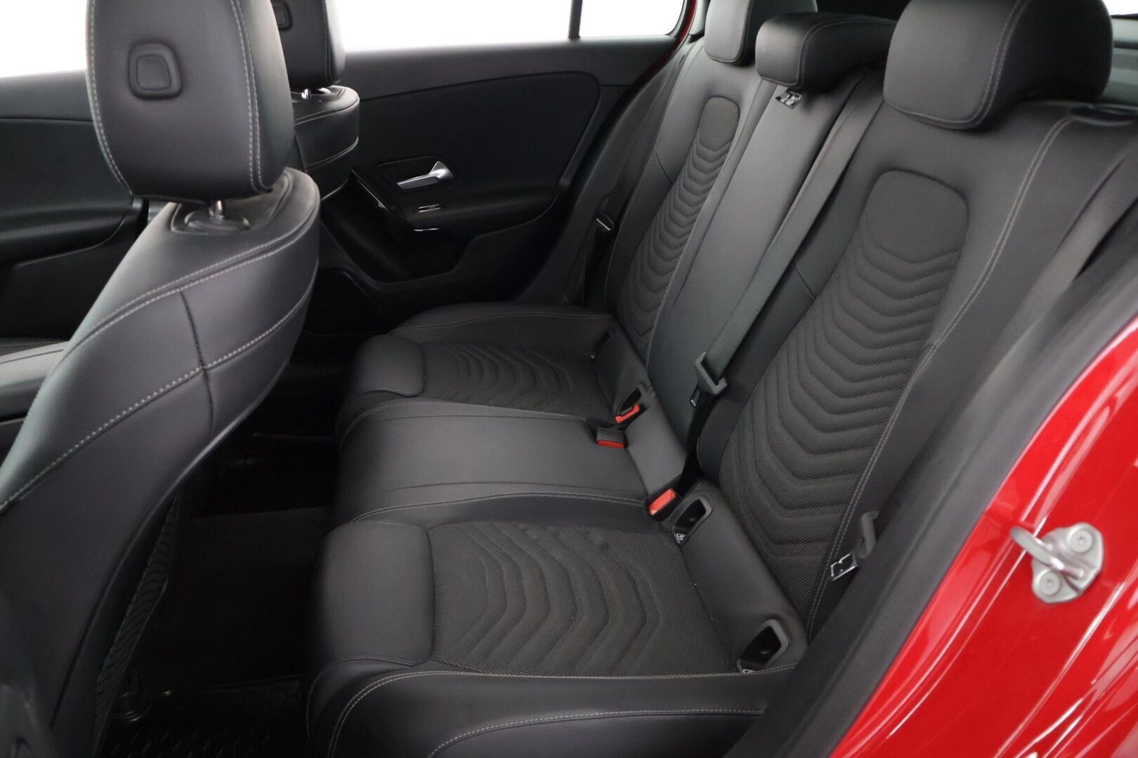 Mercedes-Benz A 2020 180 A Business Style - KATTOLUUKULLINEN YKSILÖ! | Suomi-auto | Widescreen | Vakkari | Sporttipenkit | Peruutuskamera | Lohko | LED - High Performance | Kaistavahti | Puolinahat
