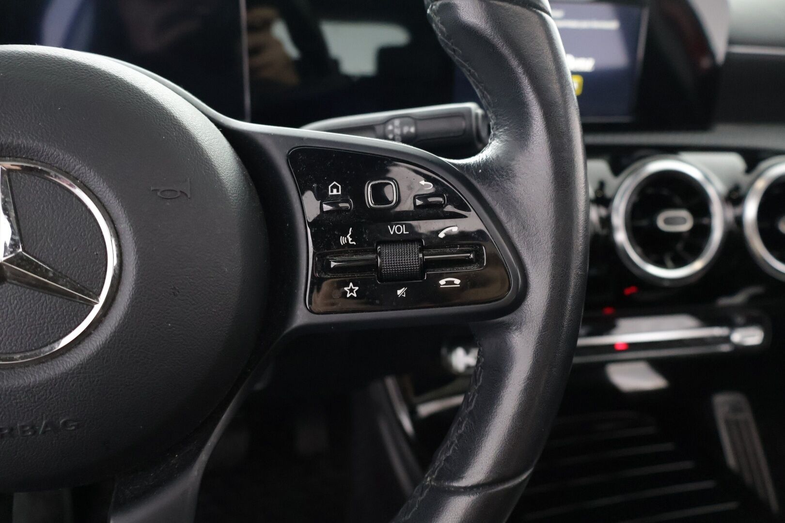 Mercedes-Benz A 2020 180 A Business Style - KATTOLUUKULLINEN YKSILÖ! | Suomi-auto | Widescreen | Vakkari | Sporttipenkit | Peruutuskamera | Lohko | LED - High Performance | Kaistavahti | Puolinahat