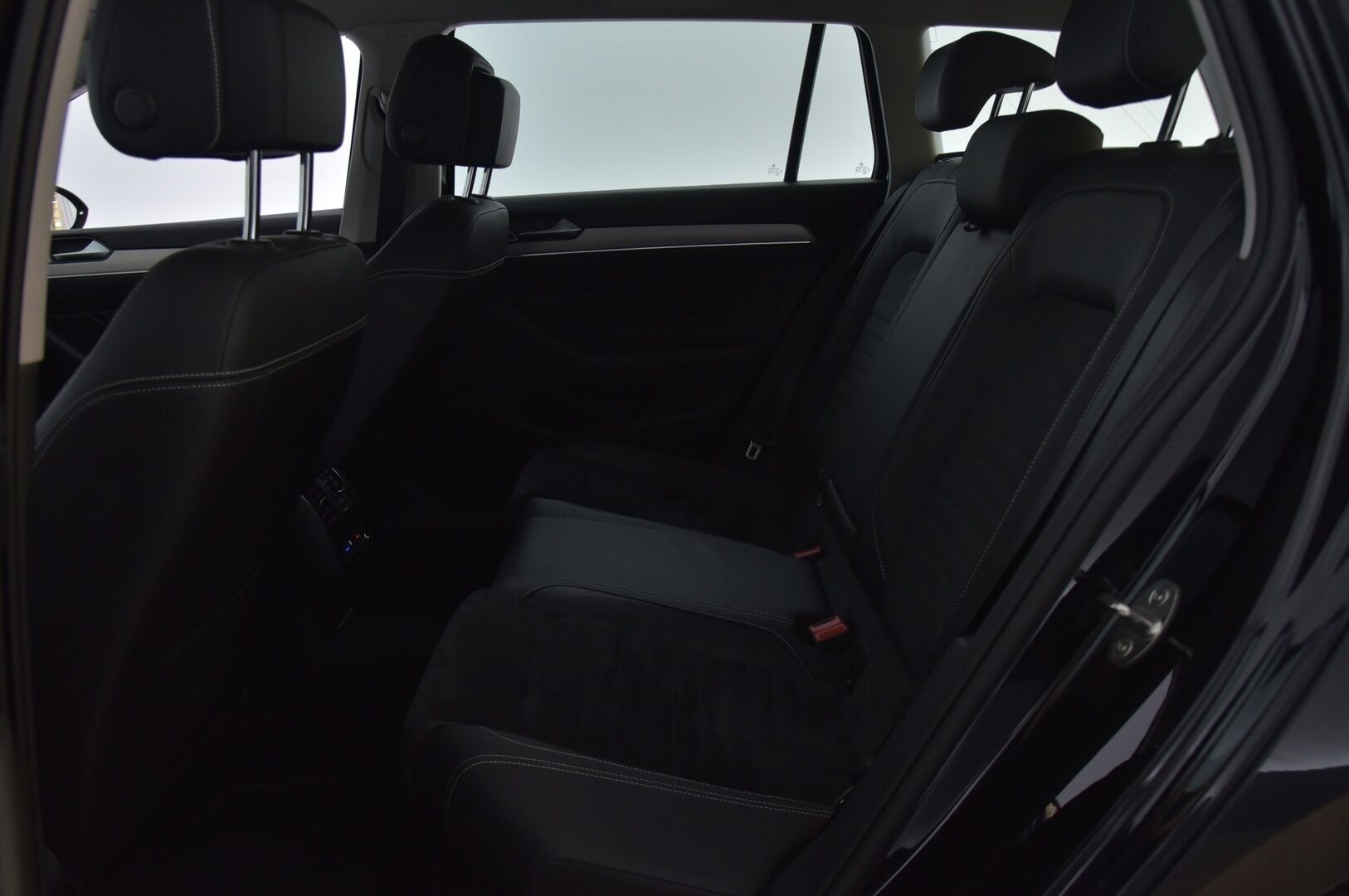 Volkswagen Passat 2020 Variant R-Line 2,0 TDI EVO SCR 110 kW DSG-automaatti * 1Om. Suomi-auto / ALV / Webasto / Adapt. Vakkari / Apple Carplay* - Suomi-auto / ALV / Webasto / Adapt. Vakkari / Apple Carplay* - HULLUT AVAJAISHULINAT KORKOTARJOUS 3,29 %