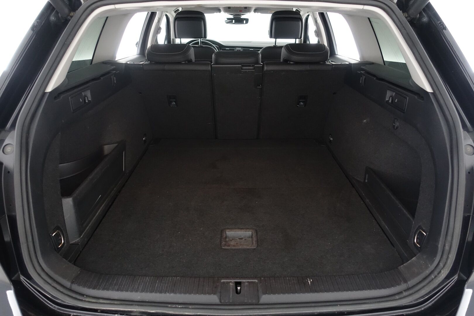 Volkswagen Passat 2020 Variant R-Line 2,0 TDI EVO SCR 110 kW DSG-automaatti * ACC  / Webasto / P.Kamera / Navi / Nahka/Alcantara * - Suomi Auto / Keyless / AppleCarPlay / 2X Renkaat & Vanteet / ALV