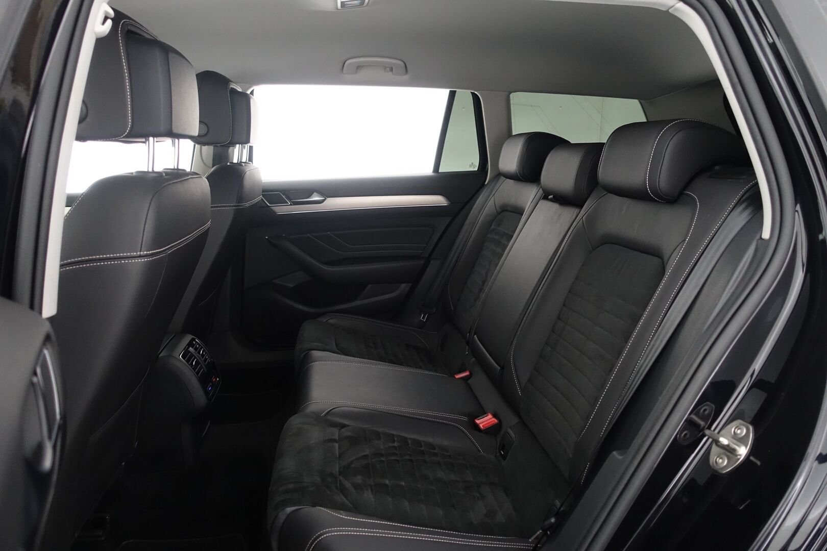 Volkswagen Passat 2020 Variant R-Line 2,0 TDI EVO SCR 110 kW DSG-automaatti * ACC  / Webasto / P.Kamera / Navi / Nahka/Alcantara * - Suomi Auto / Keyless / AppleCarPlay / 2X Renkaat & Vanteet / ALV
