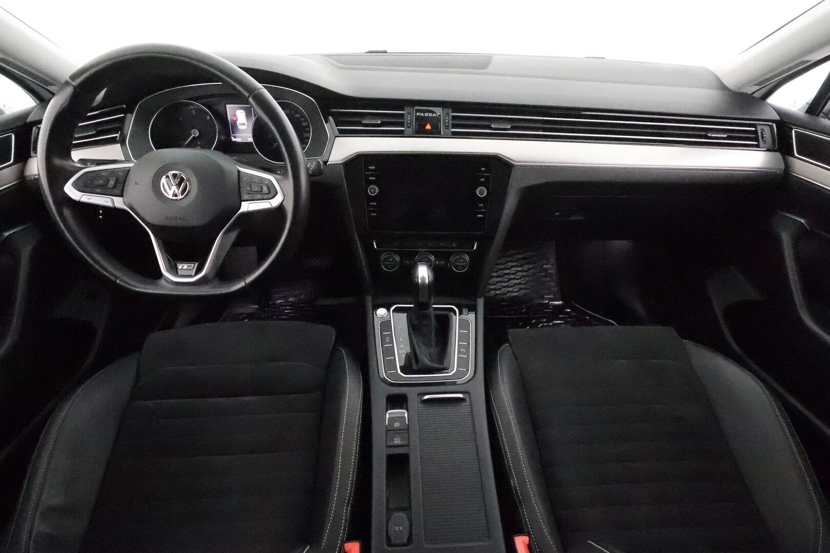 Volkswagen Passat 2020 Variant R-Line 2,0 TDI EVO SCR 110 kW DSG **ACC / Webasto / Navi / P.kamera / Matrix LED / Koukku**