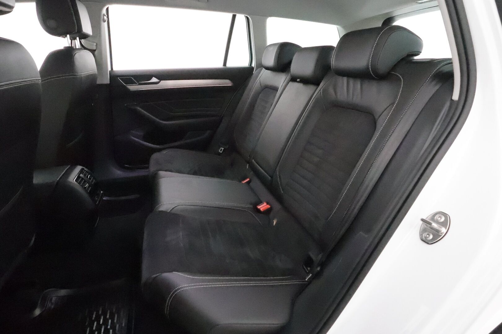 Volkswagen Passat 2020 Variant R-Line 2,0 TDI EVO SCR 110 kW DSG **ACC / Webasto / Navi / P.kamera / Matrix LED / Koukku**