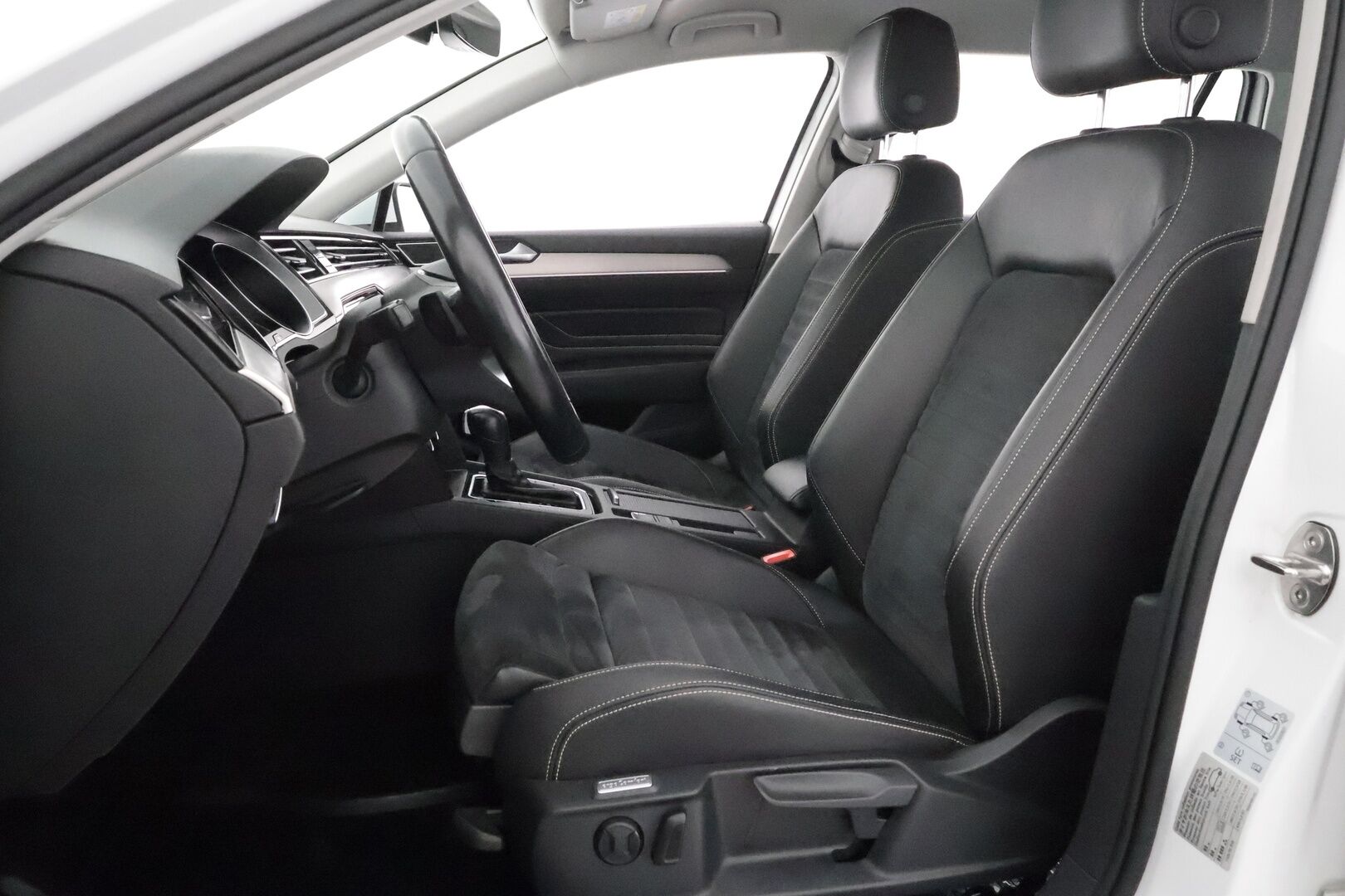 Volkswagen Passat 2020 Variant R-Line 2,0 TDI EVO SCR 110 kW DSG **ACC / Webasto / Navi / P.kamera / Matrix LED / Koukku**