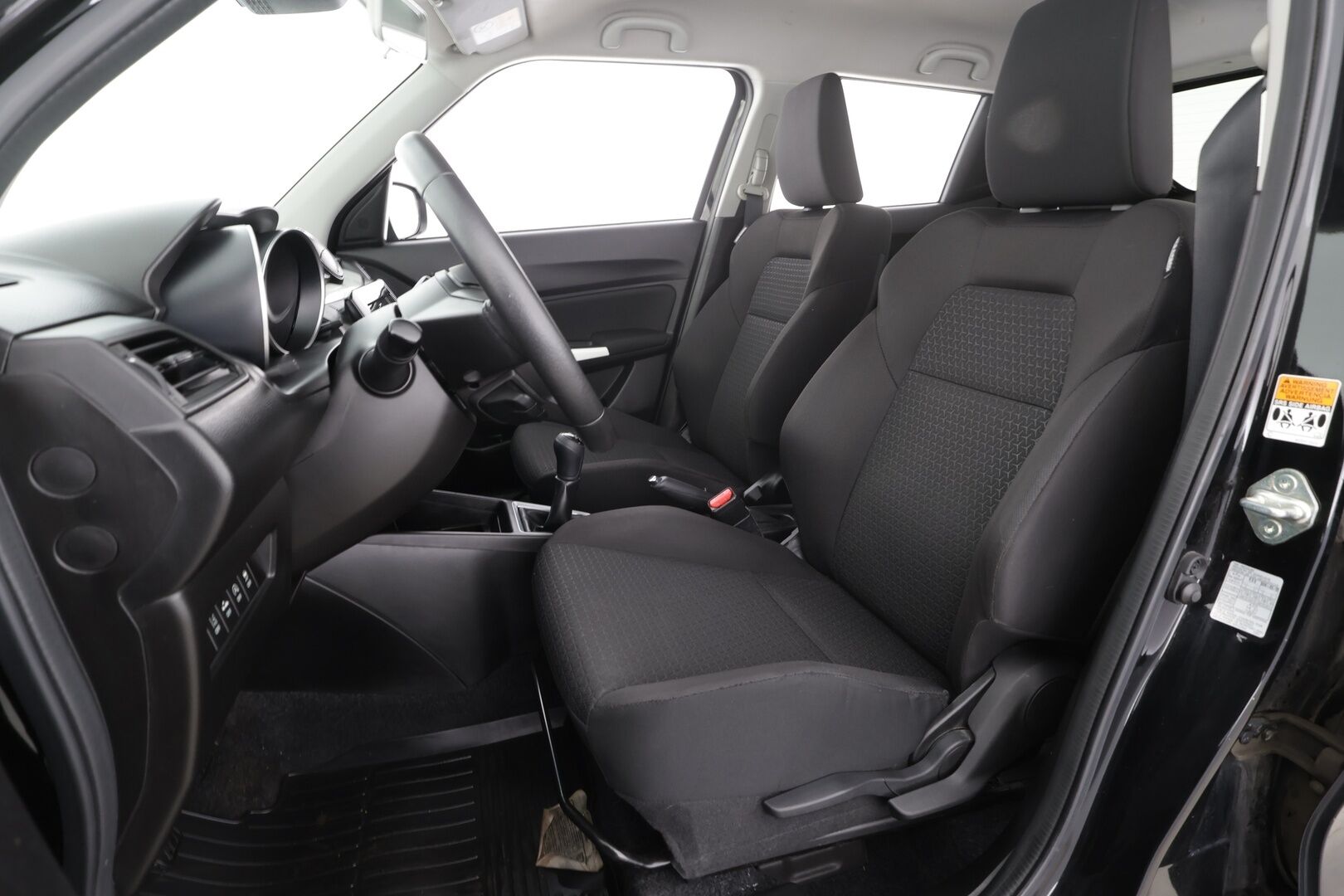 Suzuki Swift 2019 1,2 DUALJET 4WD GLX 5MT HYBRID * ACC / LED / P.Kamera / Navi / Kaistavahti / Keyless * - Sisätilanlämmitin / Suomi-auto / Kahdet renkaat aluvanteilla