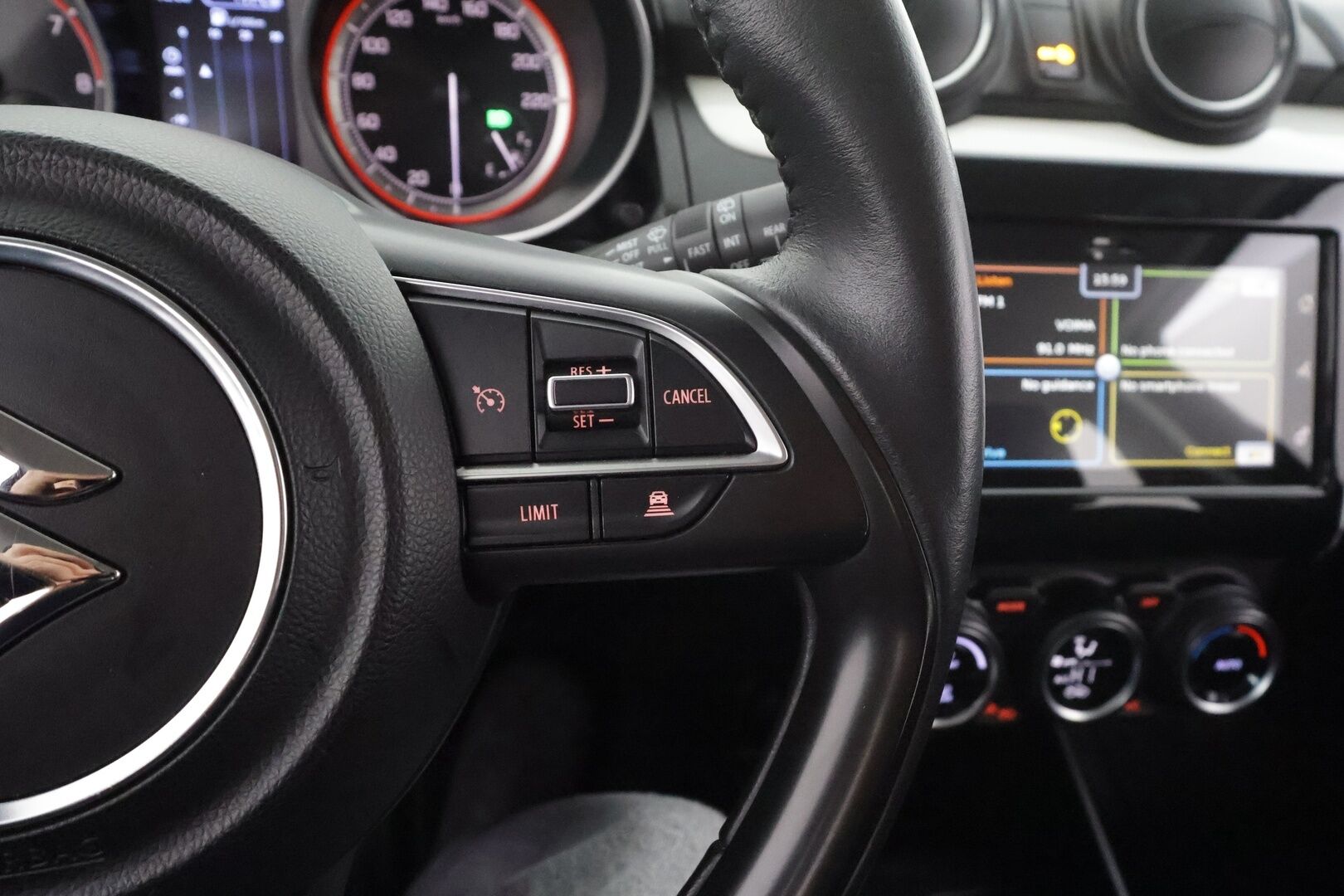 Suzuki Swift 2019 1,2 DUALJET 4WD GLX 5MT HYBRID * ACC / LED / P.Kamera / Navi / Kaistavahti / Keyless * - Sisätilanlämmitin / Suomi-auto / Kahdet renkaat aluvanteilla