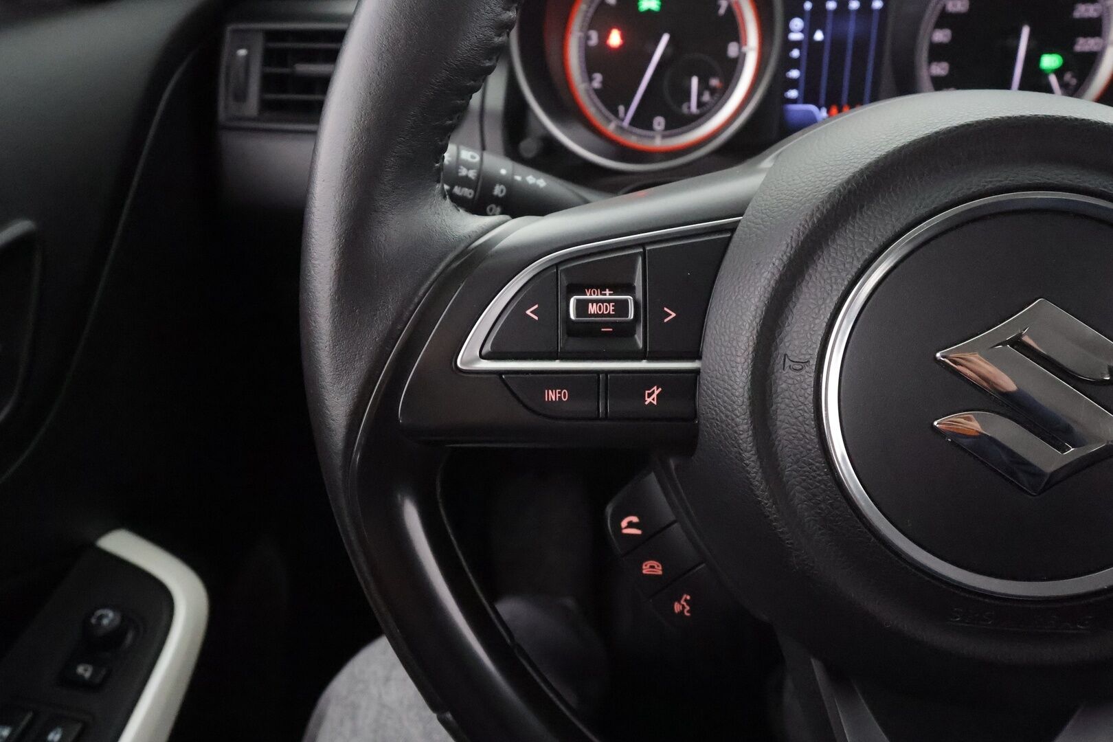 Suzuki Swift 2019 1,2 DUALJET 4WD GLX 5MT HYBRID * ACC / LED / P.Kamera / Navi / Kaistavahti / Keyless * - Sisätilanlämmitin / Suomi-auto / Kahdet renkaat aluvanteilla