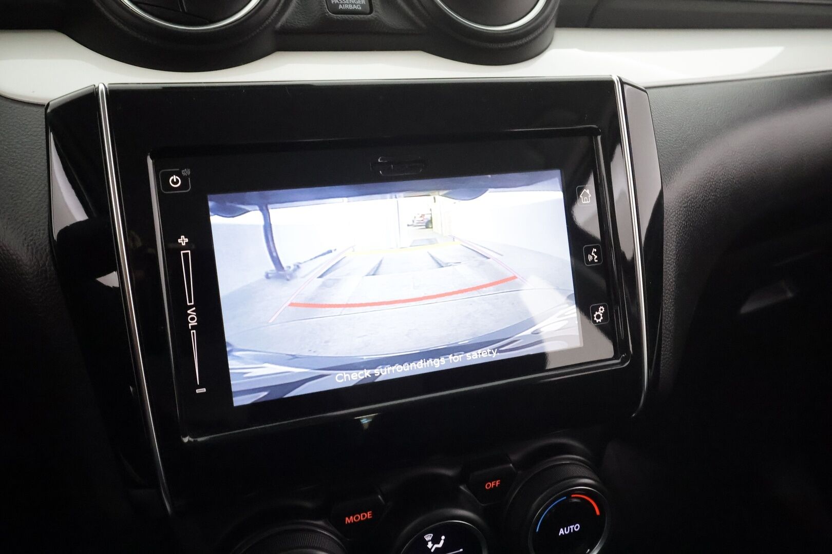 Suzuki Swift 2019 1,2 DUALJET 4WD GLX 5MT HYBRID * ACC / LED / P.Kamera / Navi / Kaistavahti / Keyless * - Sisätilanlämmitin / Suomi-auto / Kahdet renkaat aluvanteilla