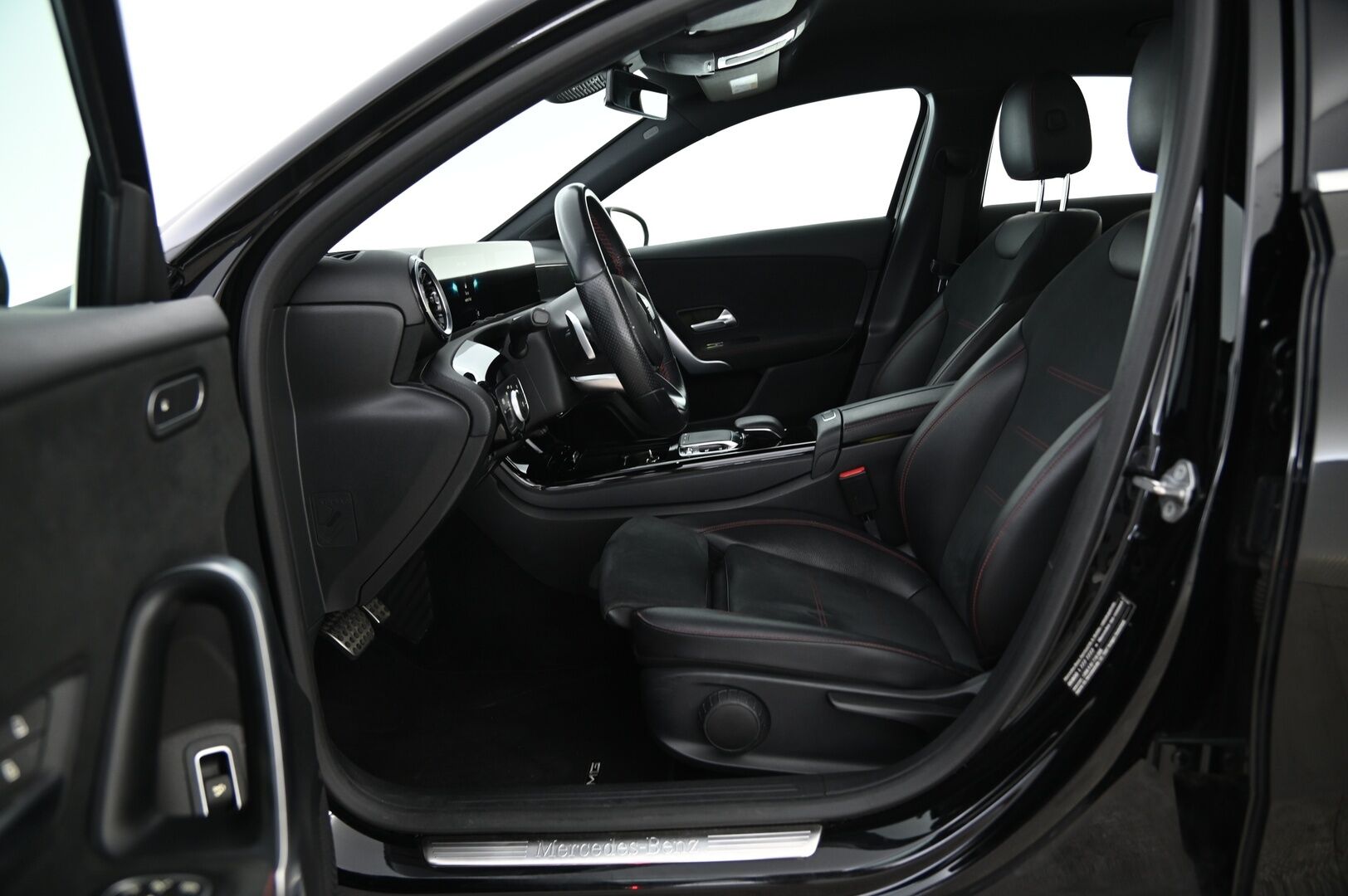 Mercedes-Benz A 2020 200 A sedan Business AMG *Suomi-auto / Widescreen / Adapt. vak / Led High Performance / P. kamera / Navigointi* - 3,99% KORKOTARJOUS TÄHÄN AUTOON 21.9. ASTI - Taloudellinen pikkumersu tehokkaammalla moottorilla / Juuri huollettu / Adaptiivinen vakioneupdensäädin ja sporttipenkit