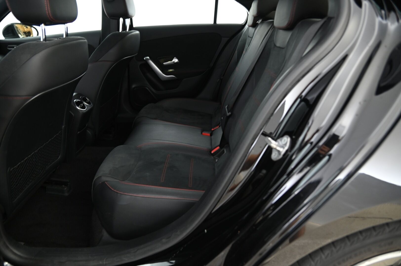 Mercedes-Benz A 2020 200 A sedan Business AMG *Suomi-auto / Widescreen / Adapt. vak / Led High Performance / P. kamera / Navigointi* - 3,99% KORKOTARJOUS TÄHÄN AUTOON 21.9. ASTI - Taloudellinen pikkumersu tehokkaammalla moottorilla / Juuri huollettu / Adaptiivinen vakioneupdensäädin ja sporttipenkit