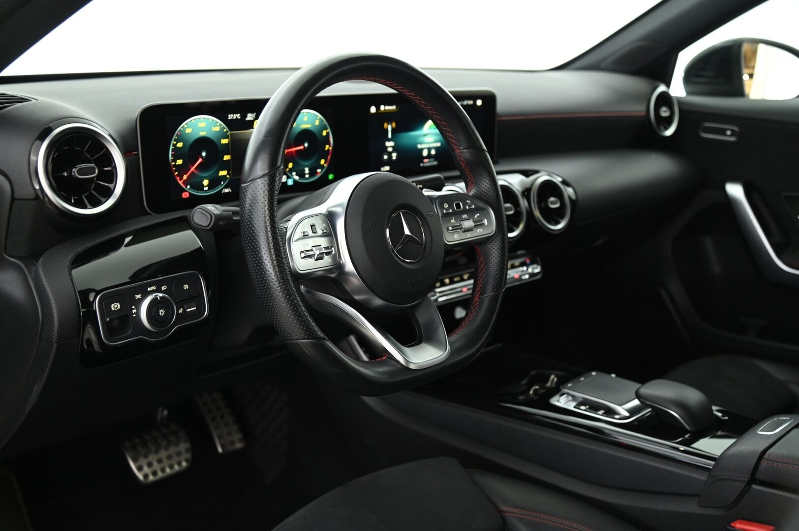 Mercedes-Benz A 2020 200 A sedan Business AMG *Suomi-auto / Widescreen / Adapt. vak / Led High Performance / P. kamera / Navigointi* - 3,99% KORKOTARJOUS TÄHÄN AUTOON 21.9. ASTI - Taloudellinen pikkumersu tehokkaammalla moottorilla / Juuri huollettu / Adaptiivinen vakioneupdensäädin ja sporttipenkit