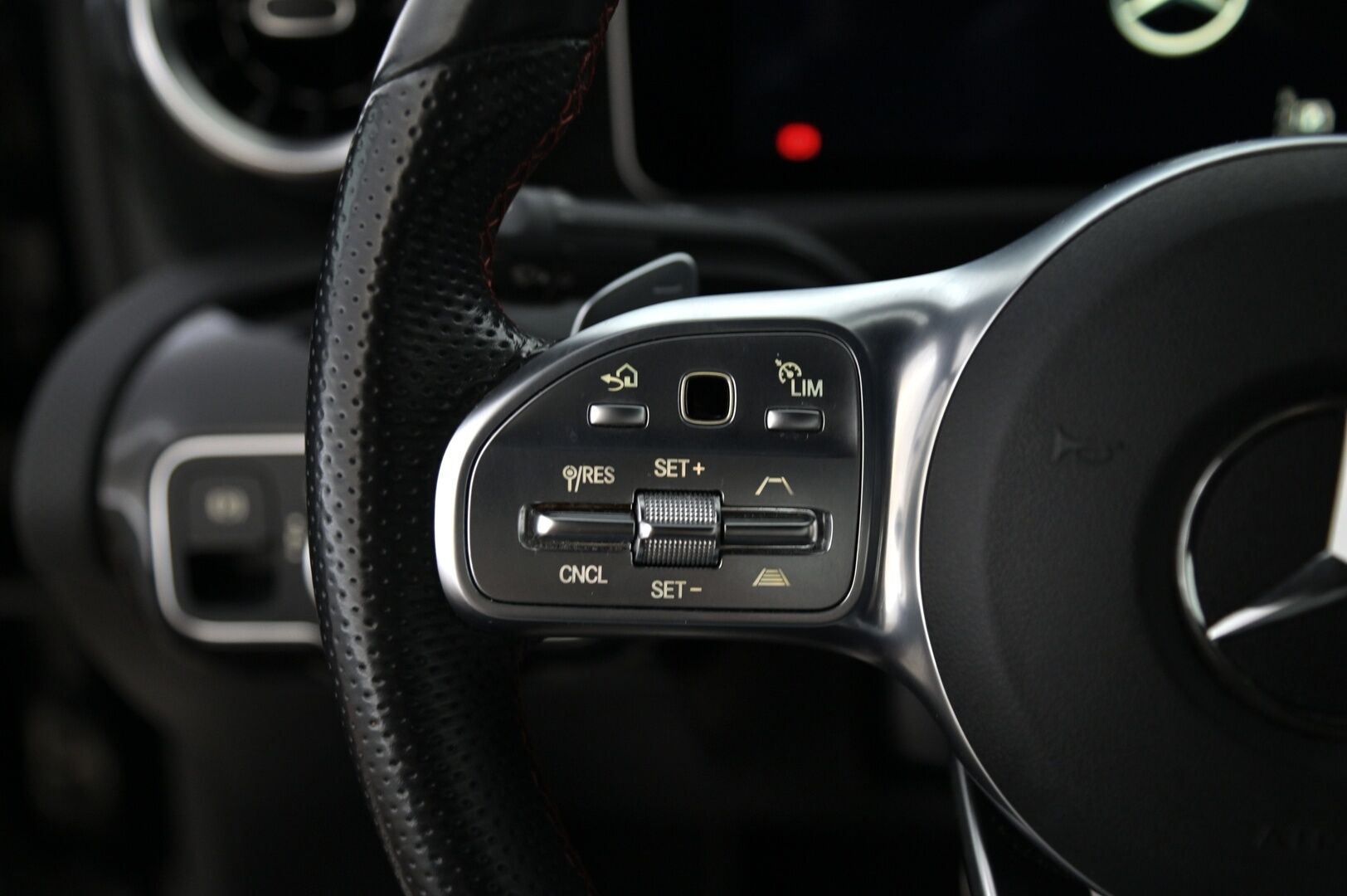 Mercedes-Benz A 2020 200 A sedan Business AMG *Suomi-auto / Widescreen / Adapt. vak / Led High Performance / P. kamera / Navigointi* - 3,99% KORKOTARJOUS TÄHÄN AUTOON 21.9. ASTI - Taloudellinen pikkumersu tehokkaammalla moottorilla / Juuri huollettu / Adaptiivinen vakioneupdensäädin ja sporttipenkit