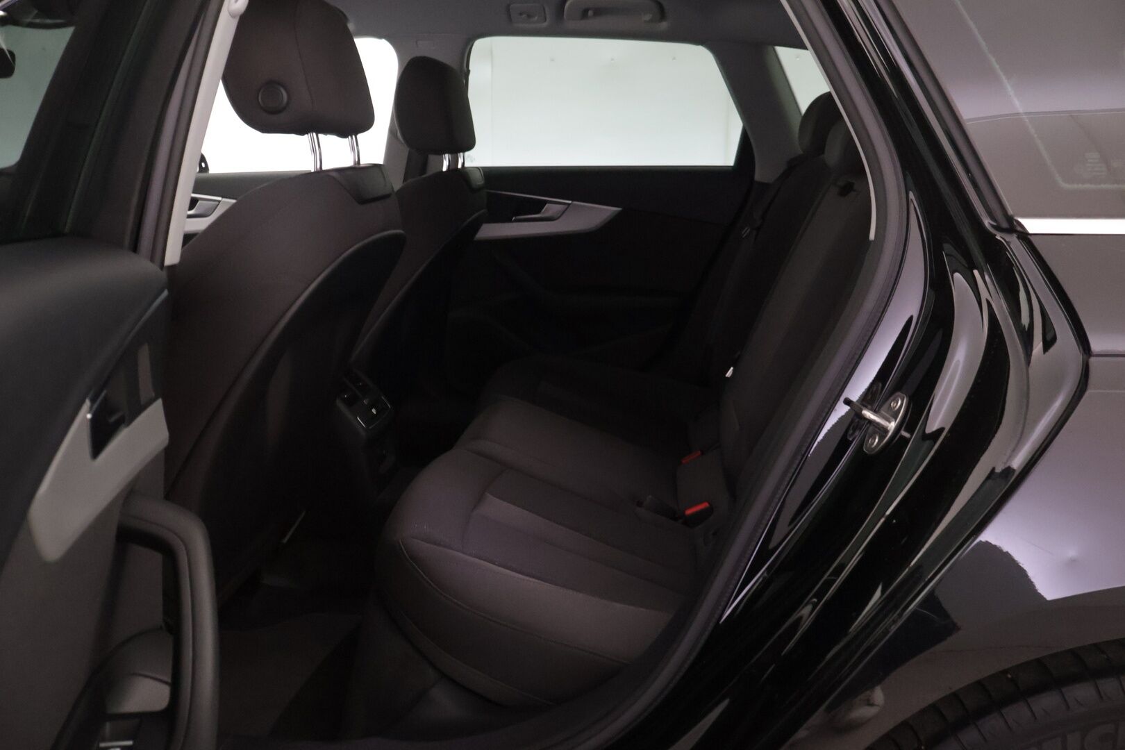 Audi A4 2020 Avant Business Comfort Edition 35 TFSI 110 kW MHEV S tronic - | Audi sound system | Webasto | Koukku | Matrix LED | Urheiluistuimet |