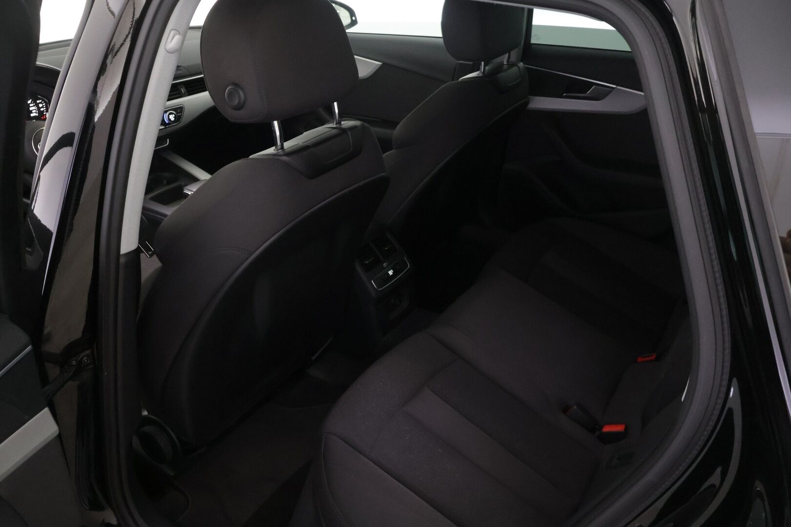 Audi A4 2020 Avant Business Comfort Edition 35 TFSI 110 kW MHEV S tronic - | Audi sound system | Webasto | Koukku | Matrix LED | Urheiluistuimet |