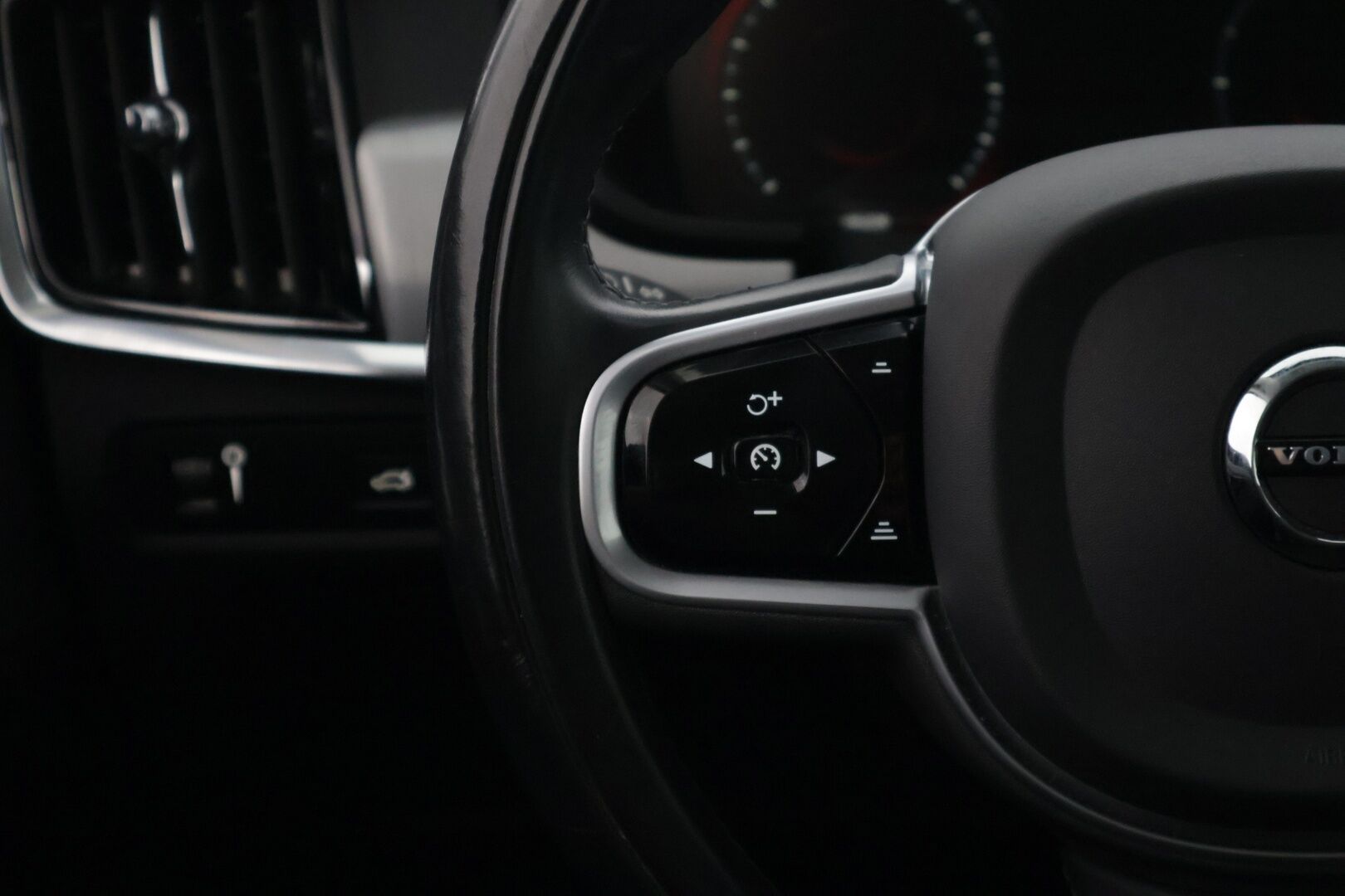 Volvo V90 2020 D4 AWD Business aut. * Webasto / Vetokoukku / Acc / Kamera / Sähkökontti * - Näyttävä & siistissä kunnossa oleva maanteiden jyrä / Jakopää Tehty 3/24 / Taittuva vetokoukku! * 