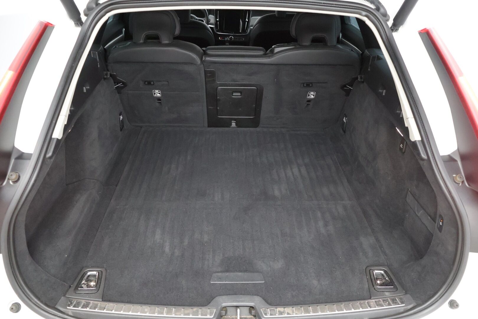 Volvo V90 2020 D4 AWD Business aut. * Webasto / Vetokoukku / Acc / Kamera / Sähkökontti * - Näyttävä & siistissä kunnossa oleva maanteiden jyrä / Jakopää Tehty 3/24 / Taittuva vetokoukku! * 