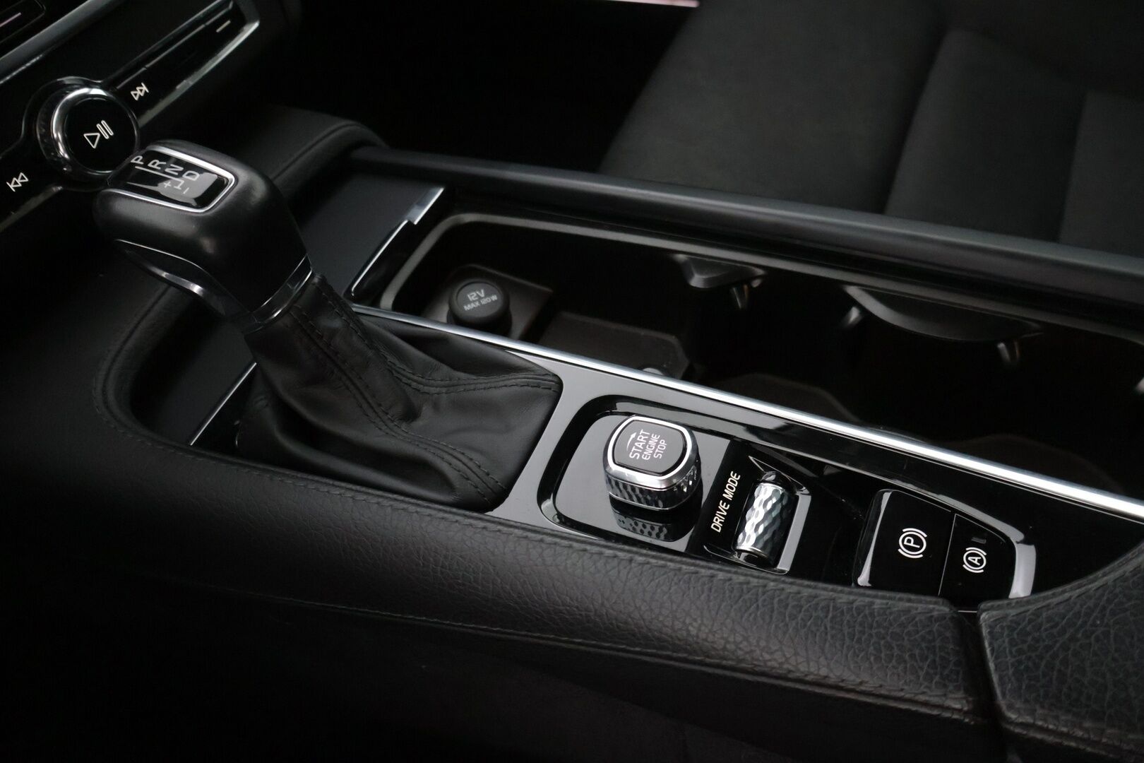 Volvo V90 2020 D4 AWD Business aut. * Webasto / Vetokoukku / Acc / Kamera / Sähkökontti * - Näyttävä & siistissä kunnossa oleva maanteiden jyrä / Jakopää Tehty 3/24 / Taittuva vetokoukku! * 