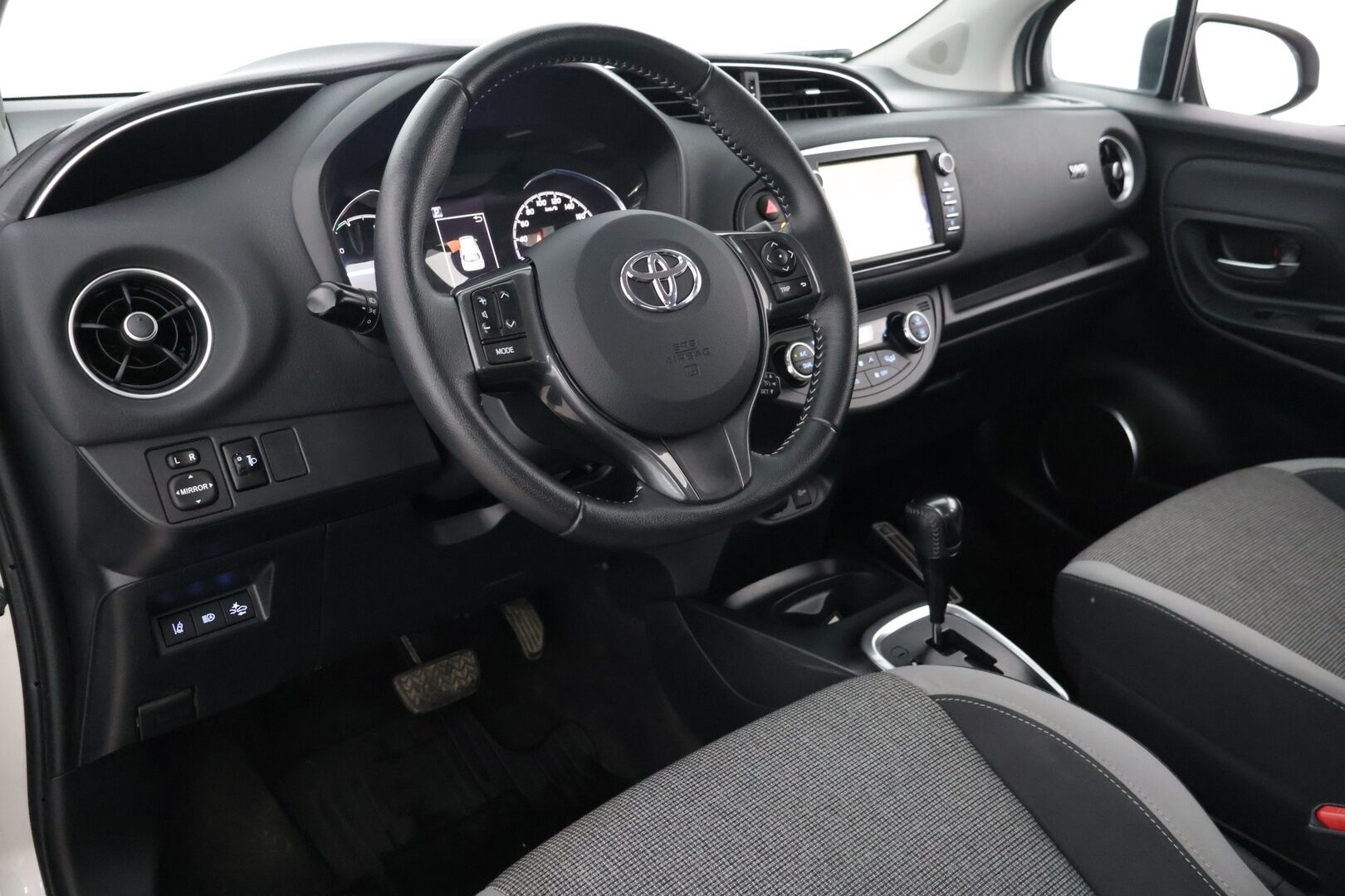Toyota Yaris 2020 1,5 Hybrid Y20 Edition * Vakkari / P-Kamera / Suomi-Auto / Lohkolämmitin* - Navi / 2 x Aluvanteet / Hyvä huoltohistoria **