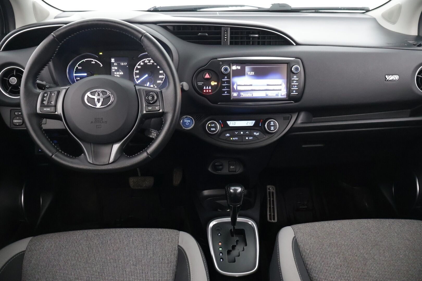 Toyota Yaris 2020 1,5 Hybrid Y20 Edition * Vakkari / P-Kamera / Suomi-Auto / Lohkolämmitin* - Navi / 2 x Aluvanteet / Hyvä huoltohistoria **