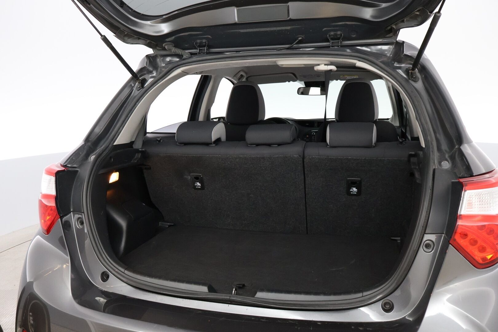 Toyota Yaris 2020 1,5 Hybrid Y20 Edition * Suomiauto / Peruutuskamera / Navi / 2x Renkaat aluvantein / Metalliväri - Merkkihuollettu / Juuri tullut Tampereelle!