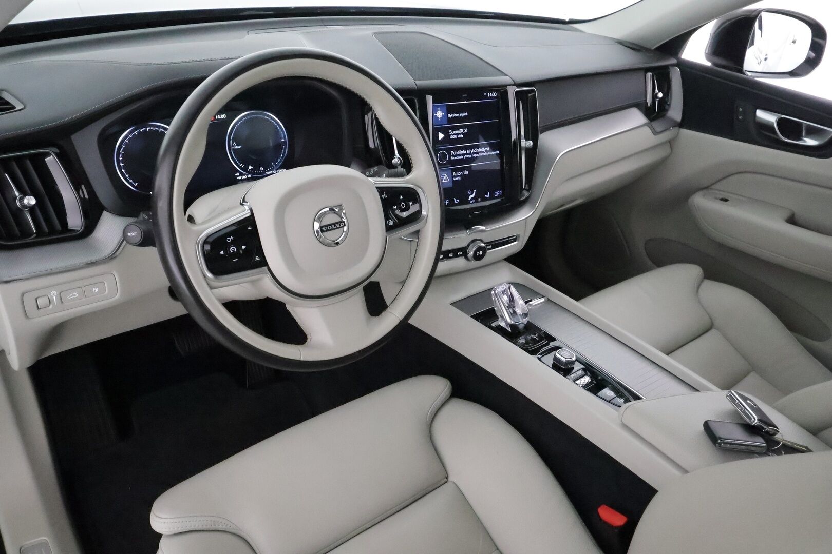 Volvo XC60 2020 T8 TwE AWD Business Inscription **Panorama / Webasto / Full-LED / Adapt.Vakkari / P.Kamera / Sporttipenkki Muistilla** - 3,99 % KORKOTARJOUS TÄHÄN AUTOON 31.8. ASTI! - Suomi-auto / 2x Latauskaapelit / Kahdet Renkaat / Merkkihuollettu!
