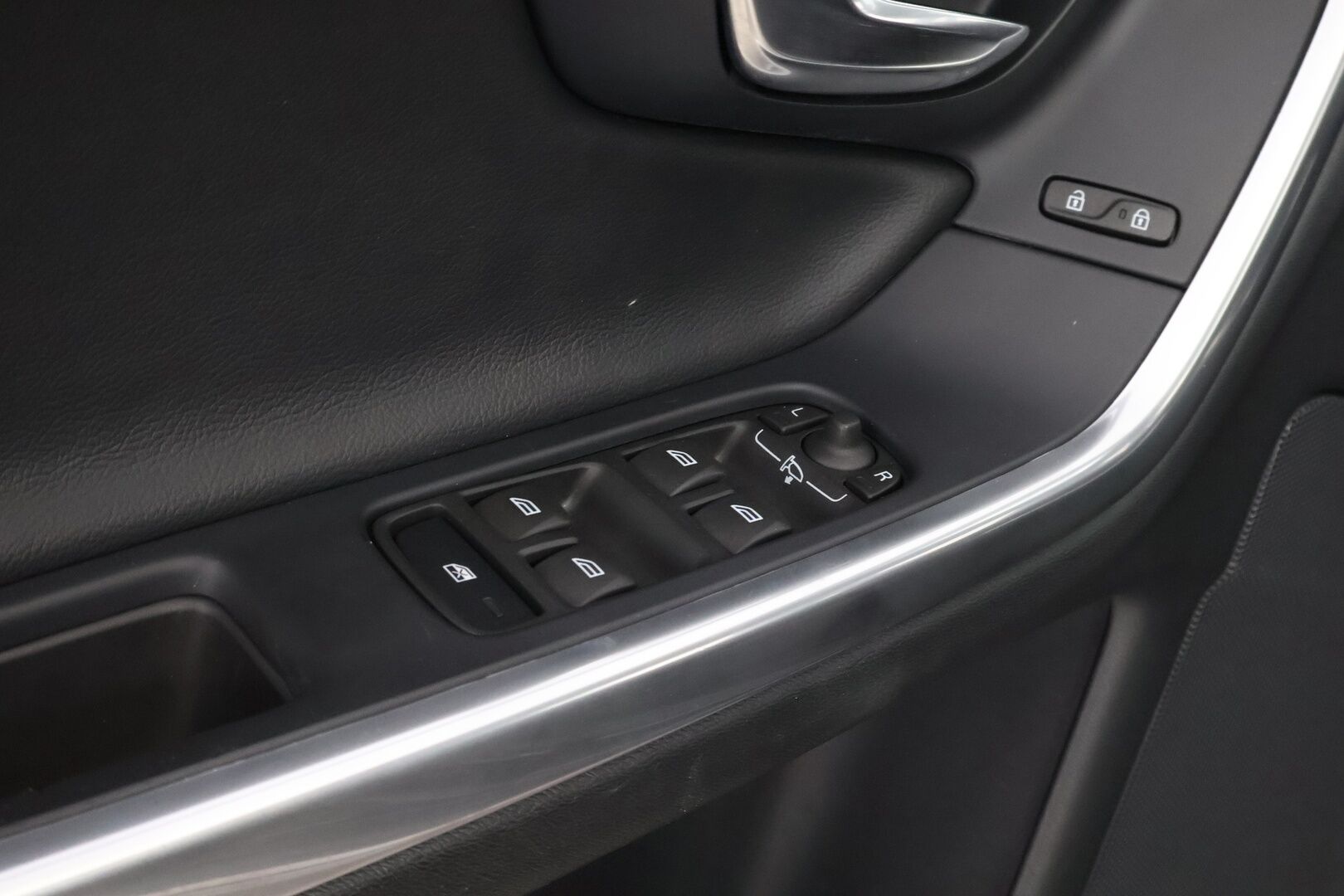 Volvo V60 Cross Country 2016 D3 Momentum aut * Webasto / Digimittari / Muistipenkki / Koukku / Audio High Performance / Puolinahkasisusta - VOC / Navi / Jakopää juuri tehty! - HULLUT BLACKWEEK JATKOT - KORKOTARJOUS 2,49%