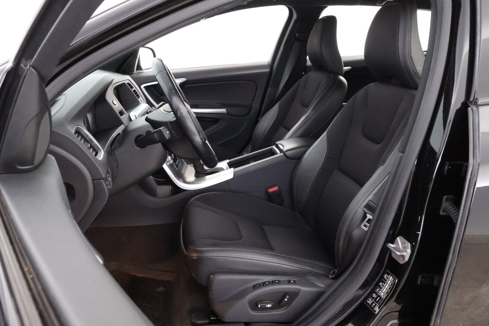Volvo V60 Cross Country 2016 D3 Momentum aut * Webasto / Digimittari / Muistipenkki / Koukku / Audio High Performance / Puolinahkasisusta - VOC / Navi / Jakopää juuri tehty!