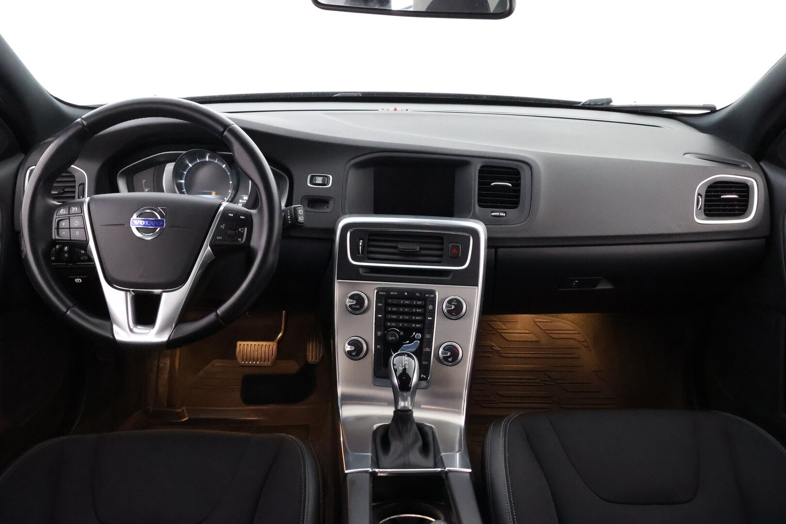 Volvo V60 Cross Country 2016 D3 Momentum aut * Webasto / Digimittari / Muistipenkki / Koukku / Audio High Performance / Puolinahkasisusta - VOC / Navi / Jakopää juuri tehty!