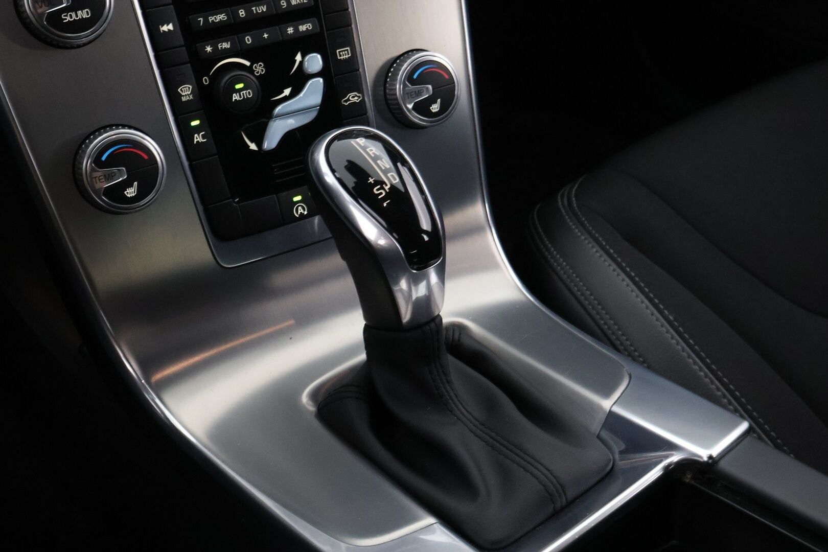 Volvo V60 Cross Country 2016 D3 Momentum aut * Webasto / Digimittari / Muistipenkki / Koukku / Audio High Performance / Puolinahkasisusta - VOC / Navi / Jakopää juuri tehty! - HULLUT BLACKWEEK JATKOT - KORKOTARJOUS 2,49%