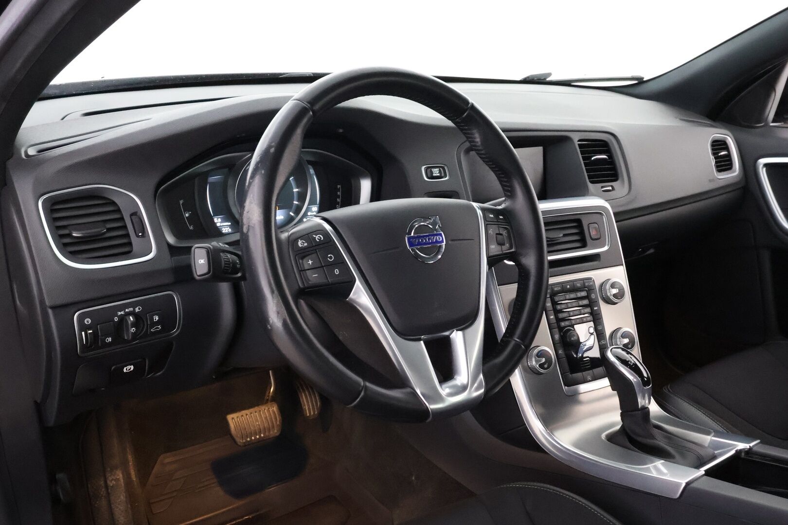 Volvo V60 Cross Country 2016 D3 Momentum aut * Webasto / Digimittari / Muistipenkki / Koukku / Audio High Performance / Puolinahkasisusta - VOC / Navi / Jakopää juuri tehty!