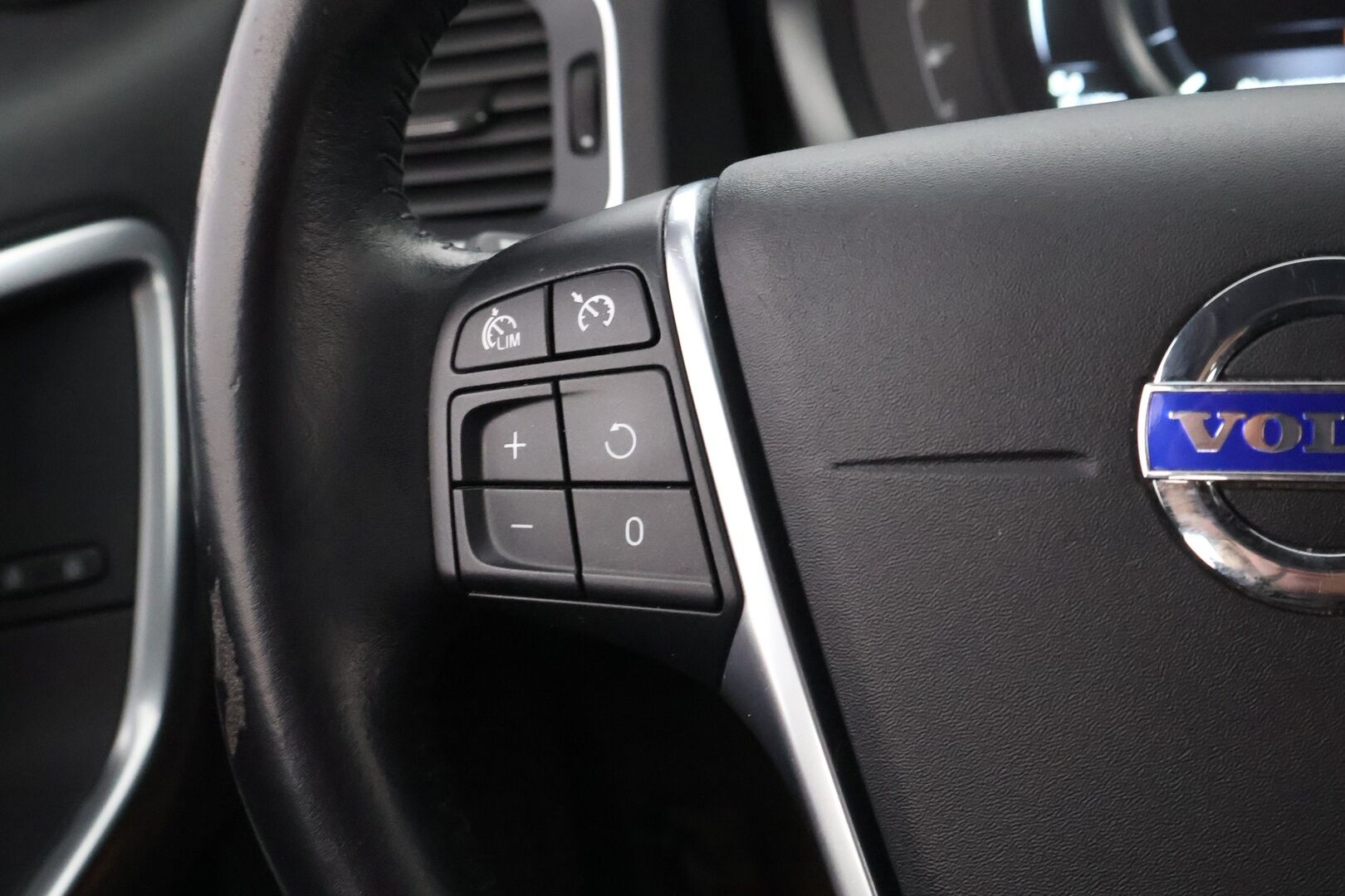 Volvo V60 Cross Country 2016 D3 Momentum aut * Webasto / Digimittari / Muistipenkki / Koukku / Audio High Performance / Puolinahkasisusta - VOC / Navi / Jakopää juuri tehty!
