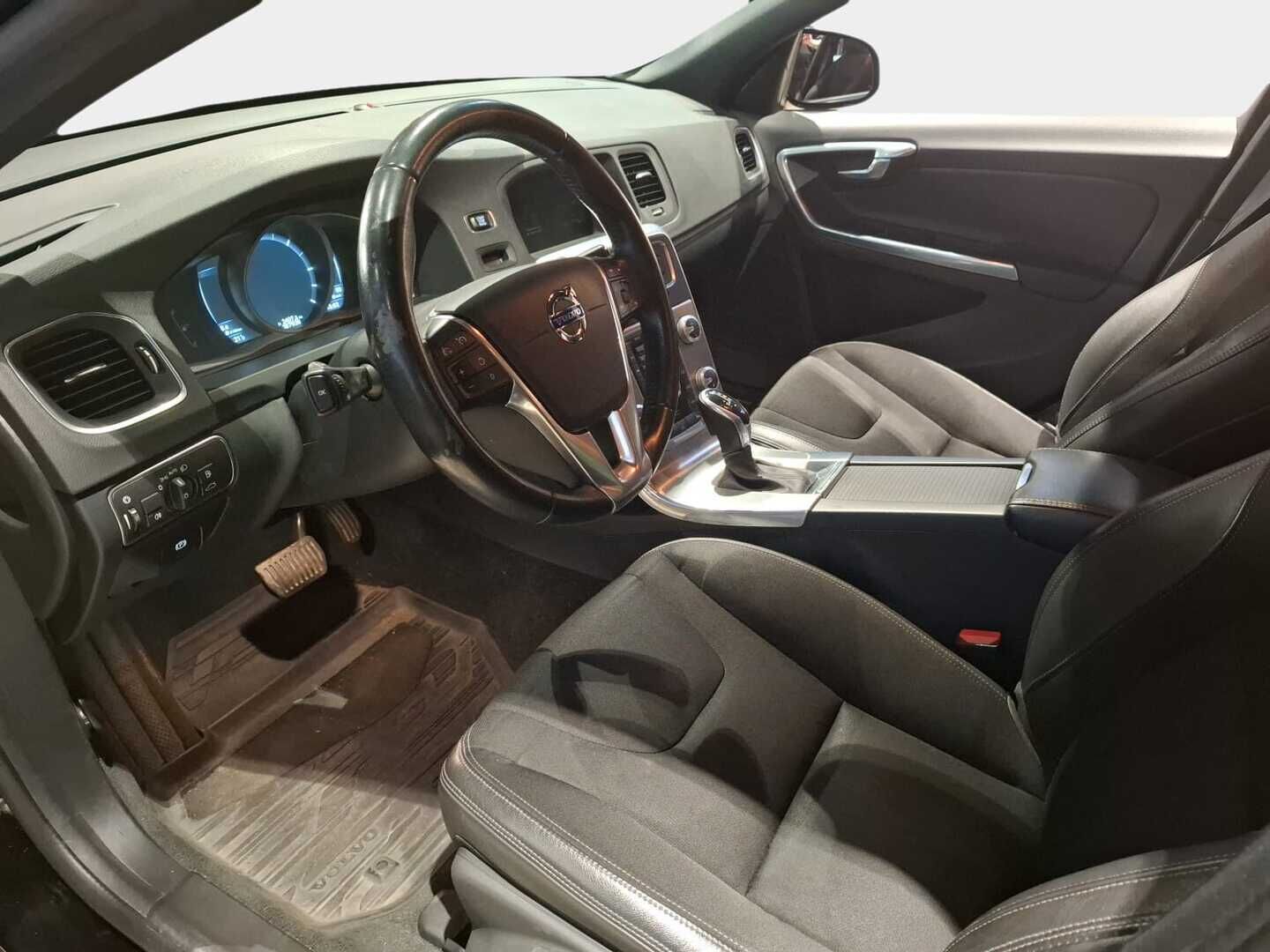Volvo V60 Cross Country 2016 D3 Momentum aut * Webasto / Digimittari / Muistipenkki / Koukku / Audio High Performance / Puolinahkasisusta - VOC / Navi / Jakopää juuri tehty!