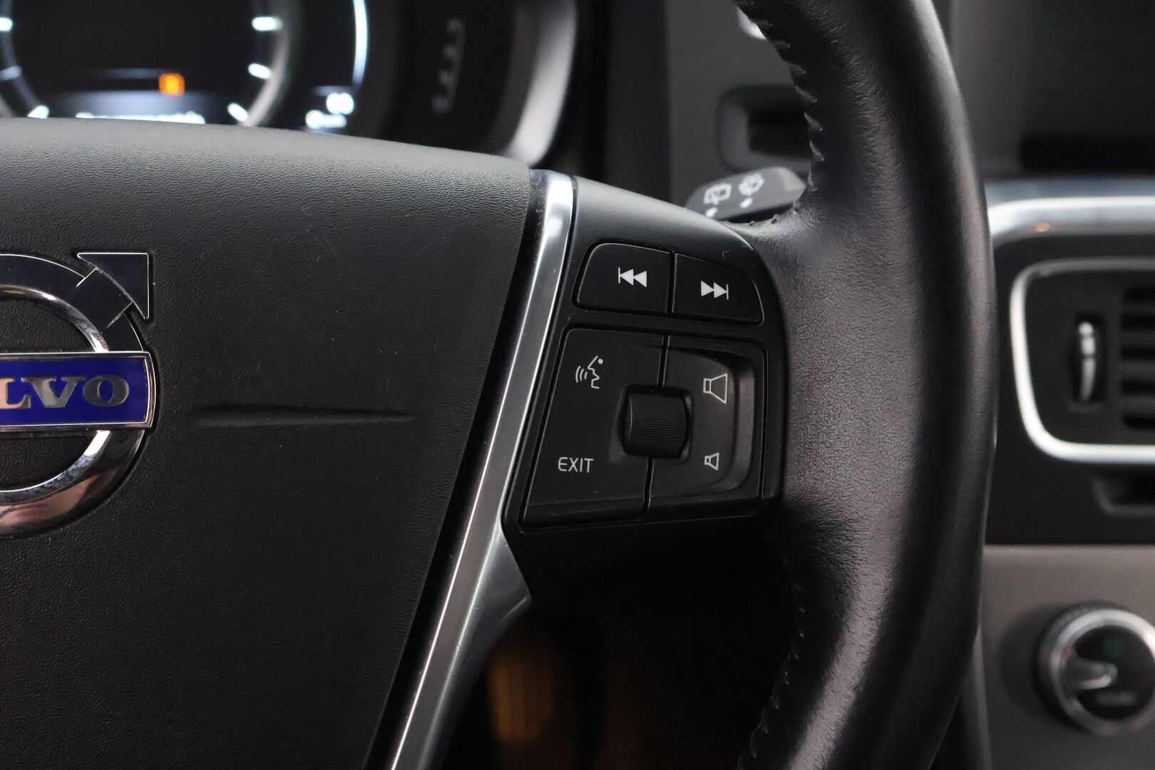 Volvo V60 Cross Country 2016 D3 Momentum aut * Webasto / Digimittari / Muistipenkki / Koukku / Audio High Performance / Puolinahkasisusta - VOC / Navi / Jakopää juuri tehty!