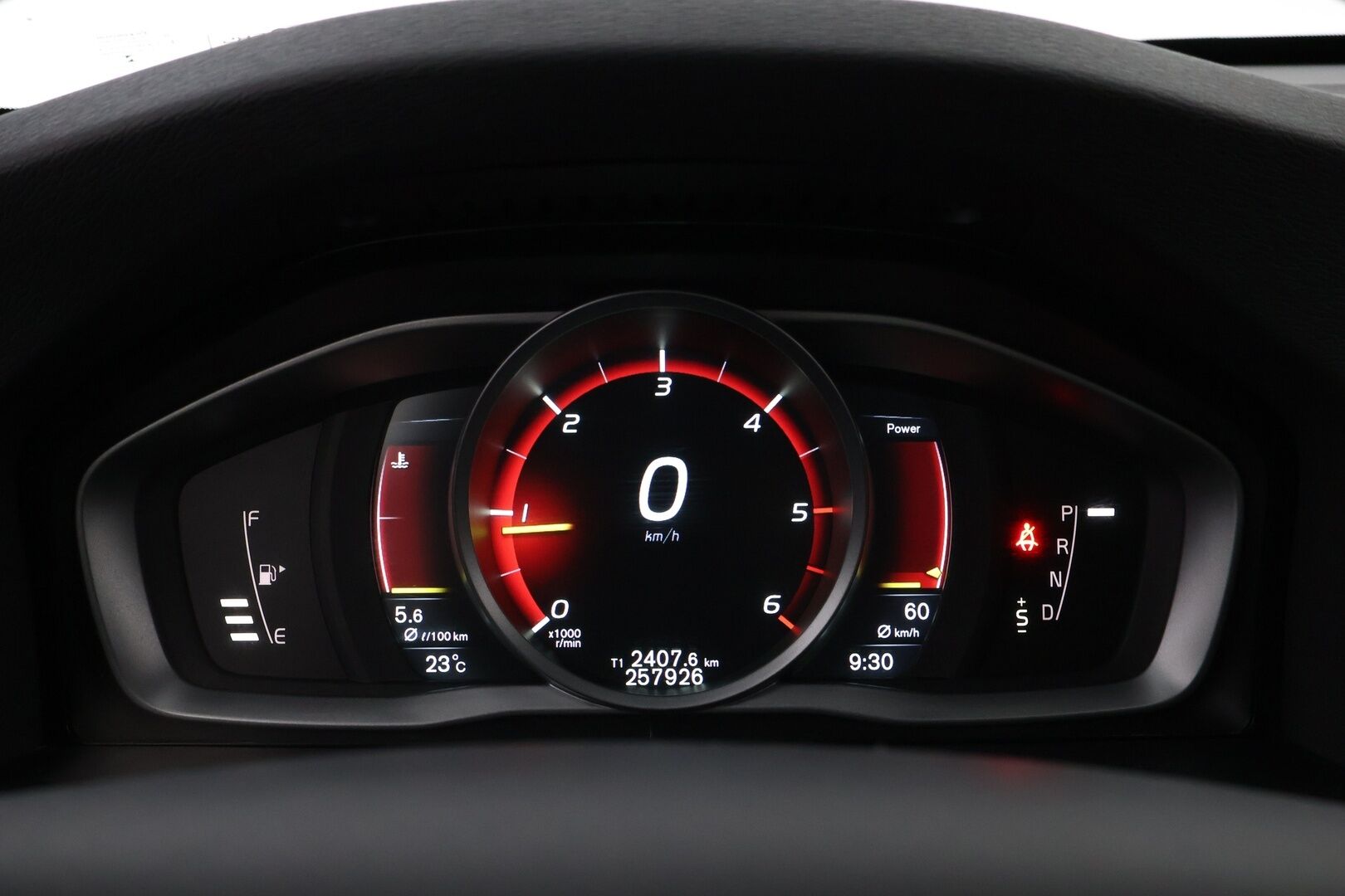 Volvo V60 Cross Country 2016 D3 Momentum aut * Webasto / Digimittari / Muistipenkki / Koukku / Audio High Performance / Puolinahkasisusta - VOC / Navi / Jakopää juuri tehty!