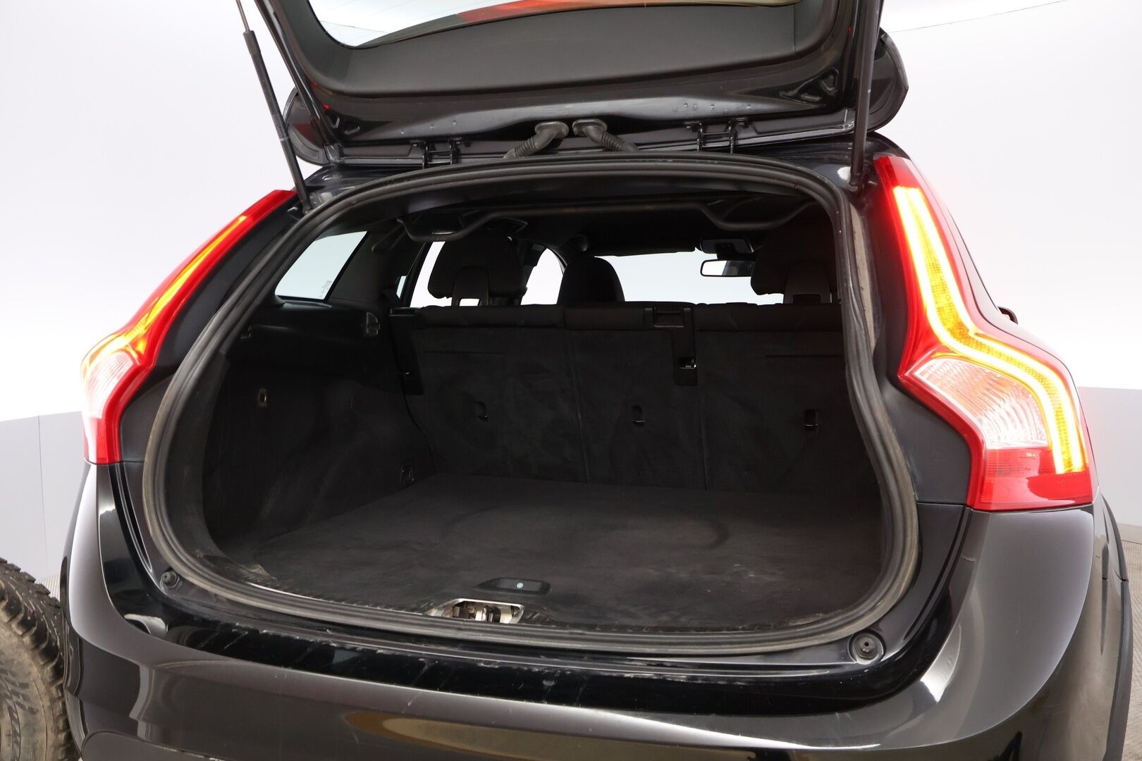 Volvo V60 Cross Country 2016 D3 Momentum aut * Webasto / Digimittari / Muistipenkki / Koukku / Audio High Performance / Puolinahkasisusta - VOC / Navi / Jakopää juuri tehty! - HULLUT BLACKWEEK JATKOT - KORKOTARJOUS 2,49%