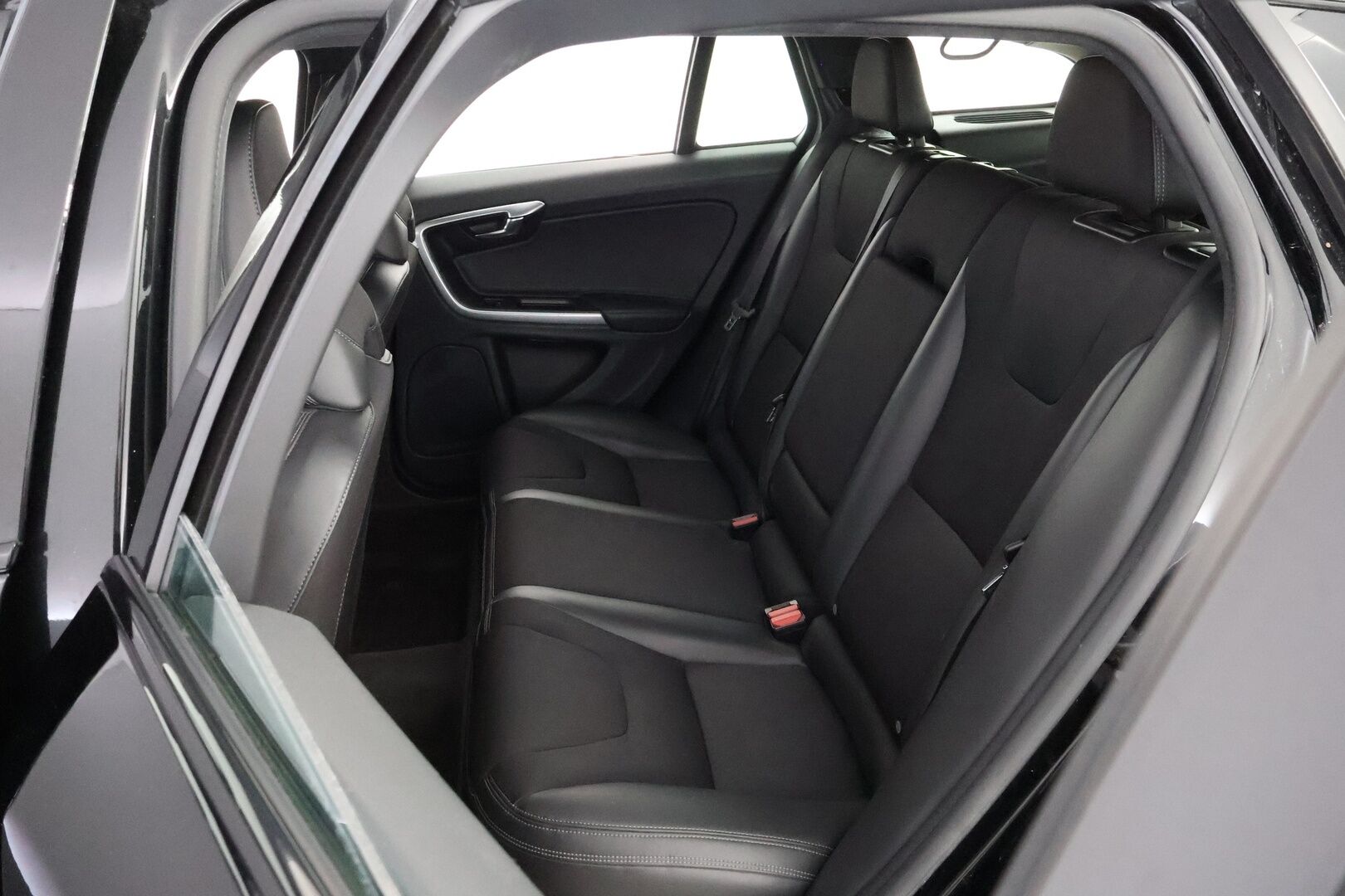 Volvo V60 Cross Country 2016 D3 Momentum aut * Webasto / Digimittari / Muistipenkki / Koukku / Audio High Performance / Puolinahkasisusta - VOC / Navi / Jakopää juuri tehty!