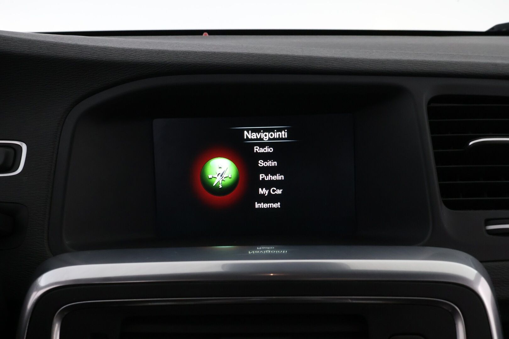 Volvo V60 Cross Country 2016 D3 Momentum aut * Webasto / Digimittari / Muistipenkki / Koukku / Audio High Performance / Puolinahkasisusta - VOC / Navi / Jakopää juuri tehty!