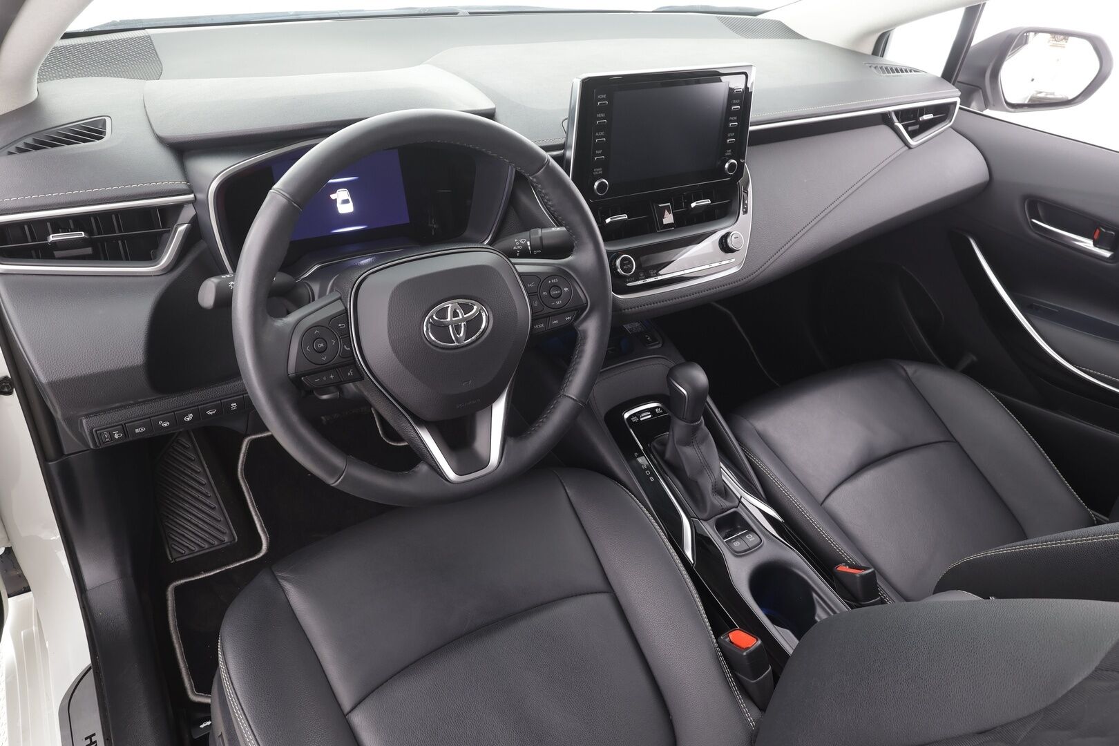 Toyota Corolla 2021 Sedan 1,8 Hybrid Style - | ACC | Kaistavahti | Katvevaroitin | Navi | LED | Puolinahat | P.Kamera | Ratinlämmitin | Keyless | Apple&Android | 1.Om Suomi-auto | Kahdet renkaat aluvanteilla | Merkkihuollettu | Huippusiisti |