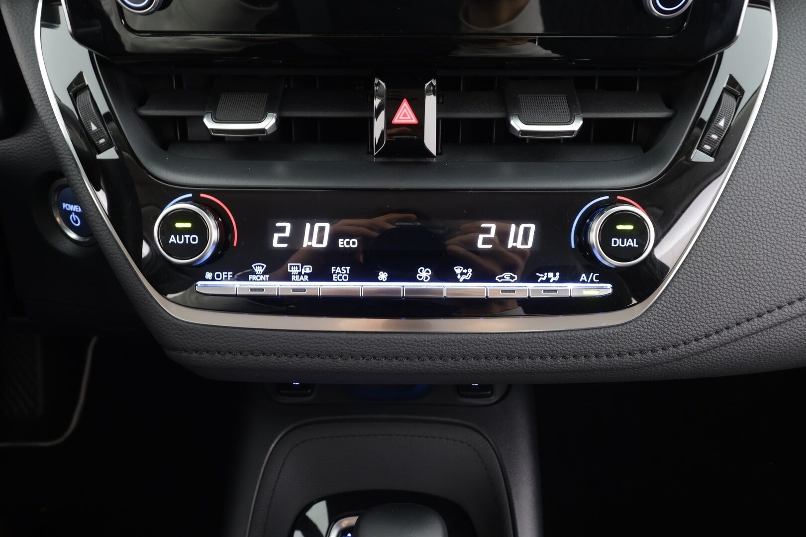 Toyota Corolla 2021 Sedan 1,8 Hybrid Style - | ACC | Kaistavahti | Katvevaroitin | Navi | LED | Puolinahat | P.Kamera | Ratinlämmitin | Keyless | Apple&Android | 1.Om Suomi-auto | Kahdet renkaat aluvanteilla | Merkkihuollettu | Huippusiisti |