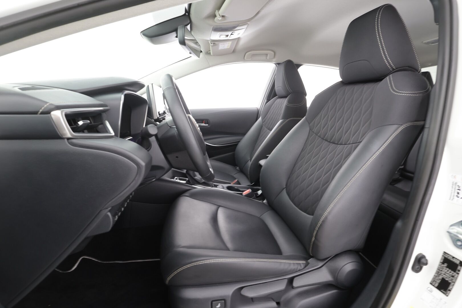 Toyota Corolla 2021 Sedan 1,8 Hybrid Style - | ACC | Kaistavahti | Katvevaroitin | Navi | LED | Puolinahat | P.Kamera | Ratinlämmitin | Keyless | Apple&Android | 1.Om Suomi-auto | Kahdet renkaat aluvanteilla | Merkkihuollettu | Huippusiisti |
