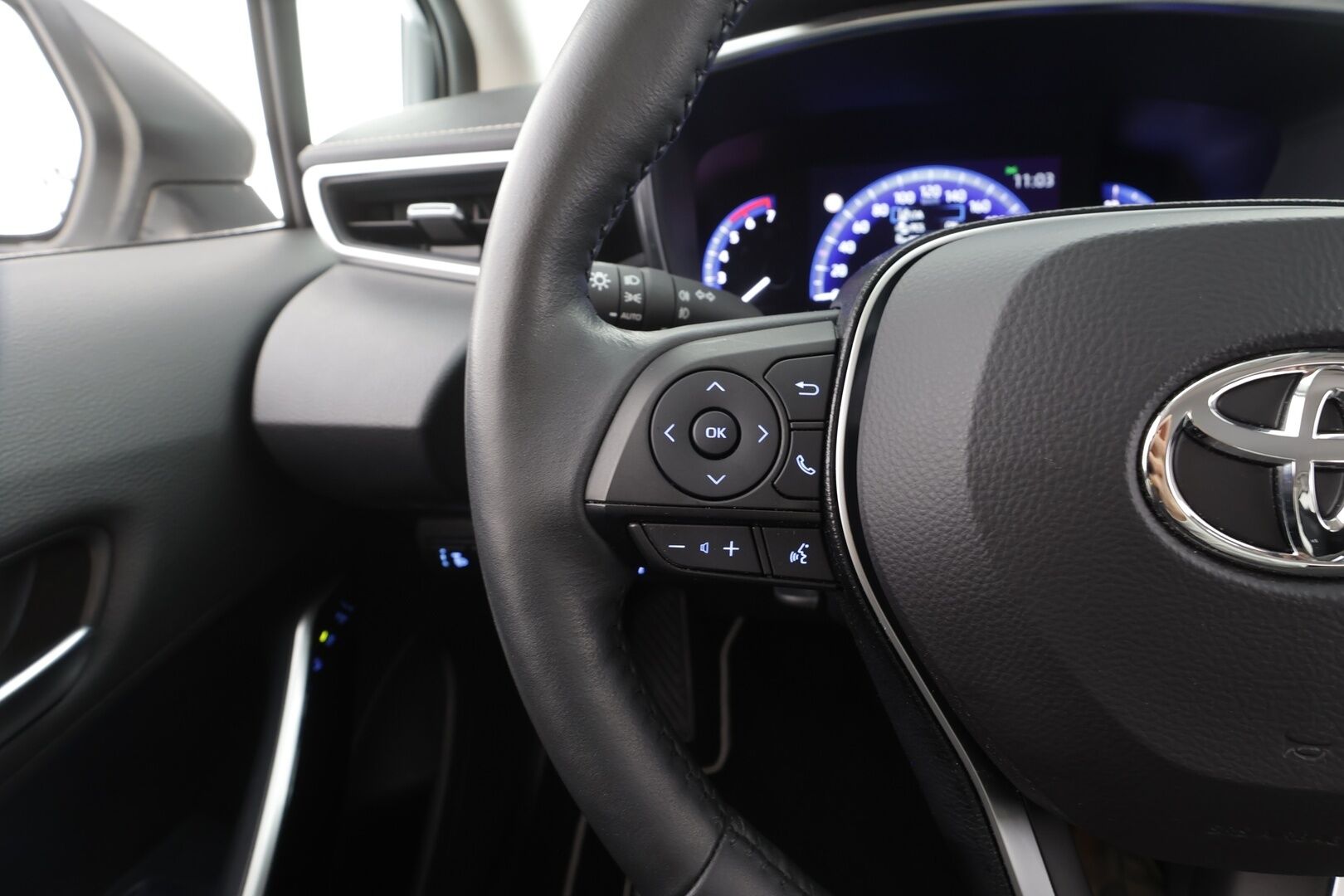 Toyota Corolla 2021 Sedan 1,8 Hybrid Style - | ACC | Kaistavahti | Katvevaroitin | Navi | LED | Puolinahat | P.Kamera | Ratinlämmitin | Keyless | Apple&Android | 1.Om Suomi-auto | Kahdet renkaat aluvanteilla | Merkkihuollettu | Huippusiisti |
