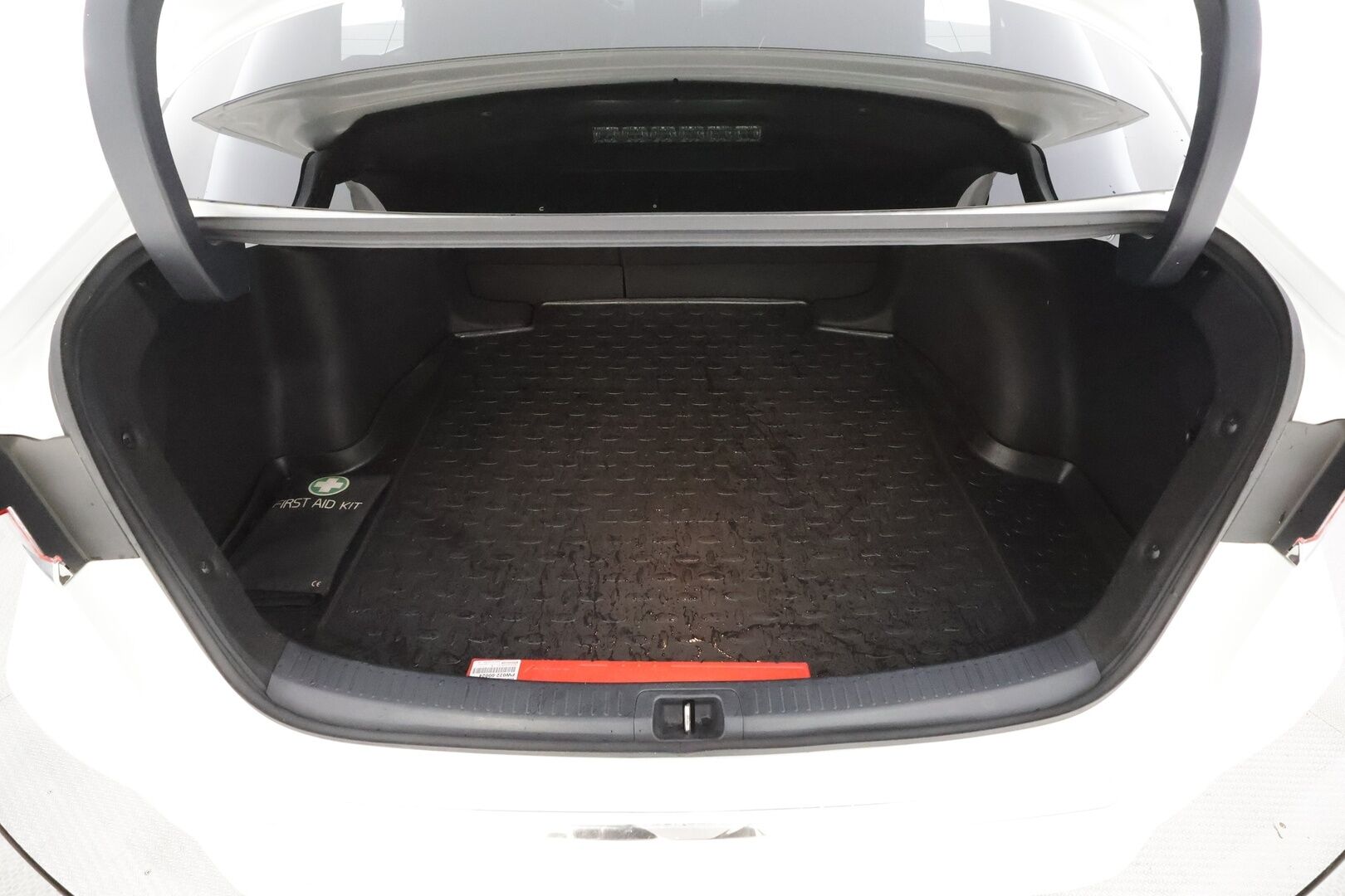 Toyota Corolla 2021 Sedan 1,8 Hybrid Style - | ACC | Kaistavahti | Katvevaroitin | Navi | LED | Puolinahat | P.Kamera | Ratinlämmitin | Keyless | Apple&Android | 1.Om Suomi-auto | Kahdet renkaat aluvanteilla | Merkkihuollettu | Huippusiisti |