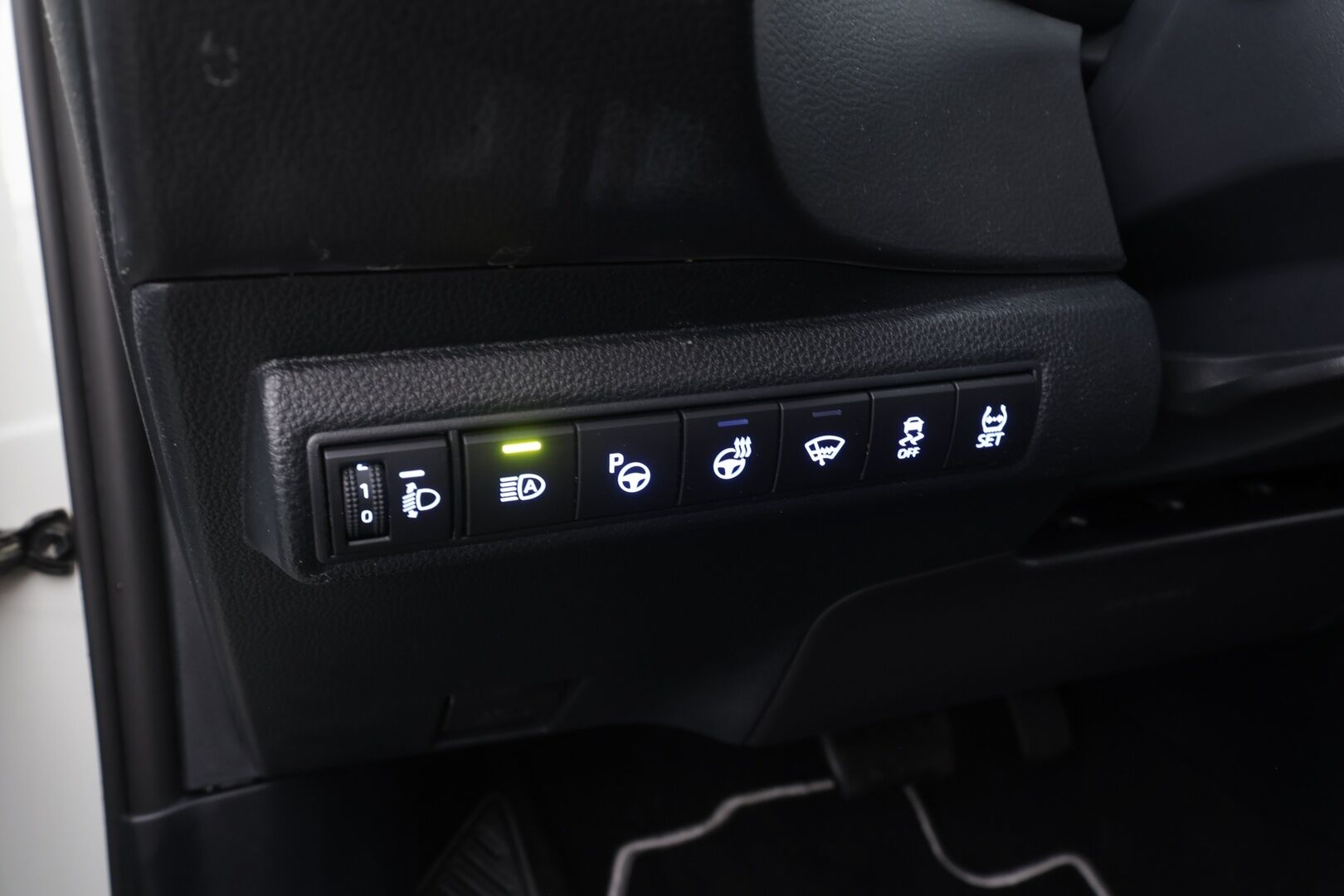Toyota Corolla 2021 Sedan 1,8 Hybrid Style - | ACC | Kaistavahti | Katvevaroitin | Navi | LED | Puolinahat | P.Kamera | Ratinlämmitin | Keyless | Apple&Android | 1.Om Suomi-auto | Kahdet renkaat aluvanteilla | Merkkihuollettu | Huippusiisti |