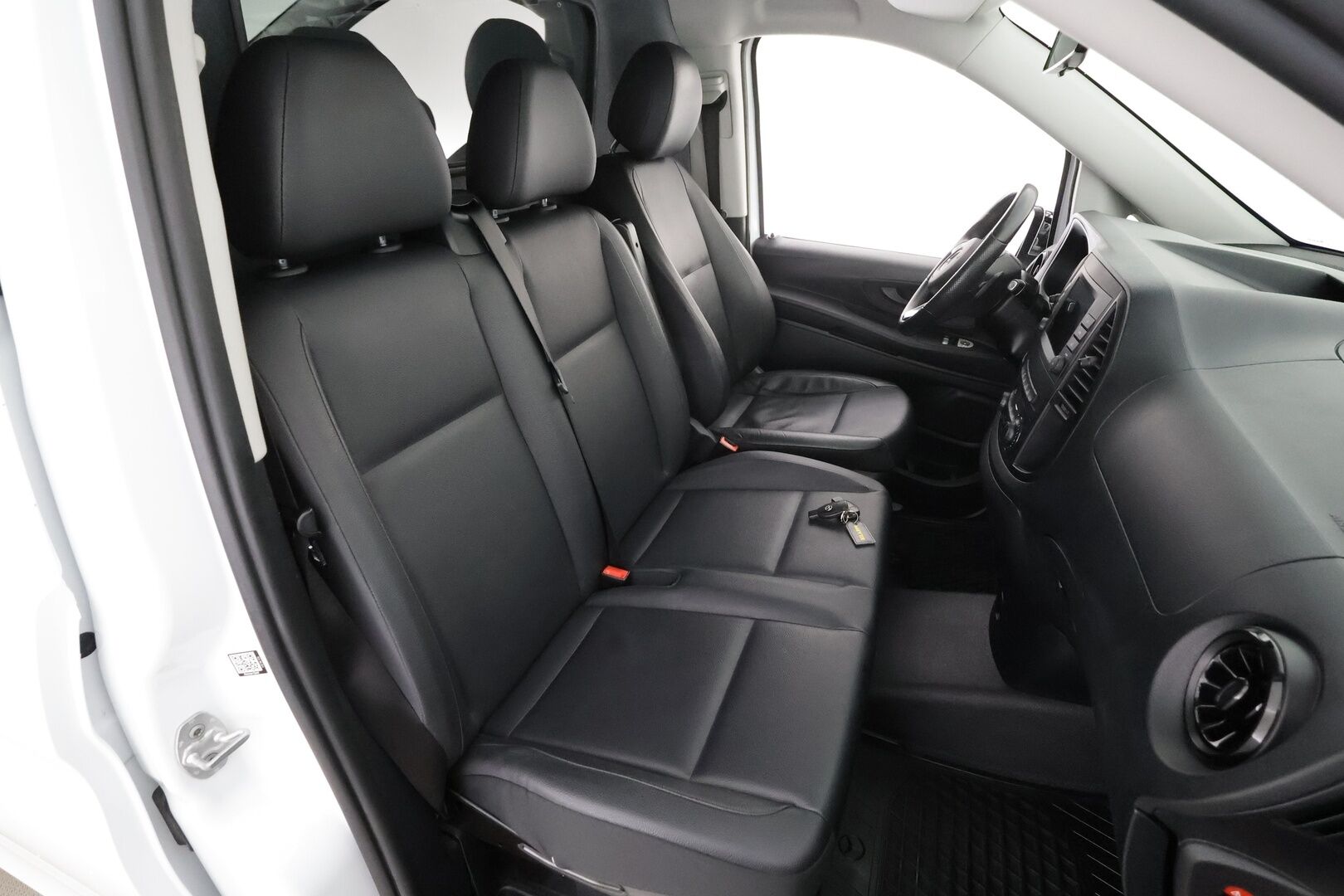 Mercedes-Benz Vito 2021 119CDI RWD-3,05/32K keskipitkä A2 A ** Distronic + / Webasto / P-Kamera / IHC + / Nahkapenkit / LED * - Suomi-auto / Kahdet renkaat