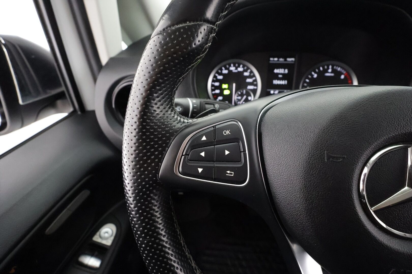 Mercedes-Benz Vito 2021 119CDI RWD-3,05/32K keskipitkä A2 A ** Distronic + / Webasto / P-Kamera / IHC + / Nahkapenkit / LED * - Suomi-auto / Kahdet renkaat