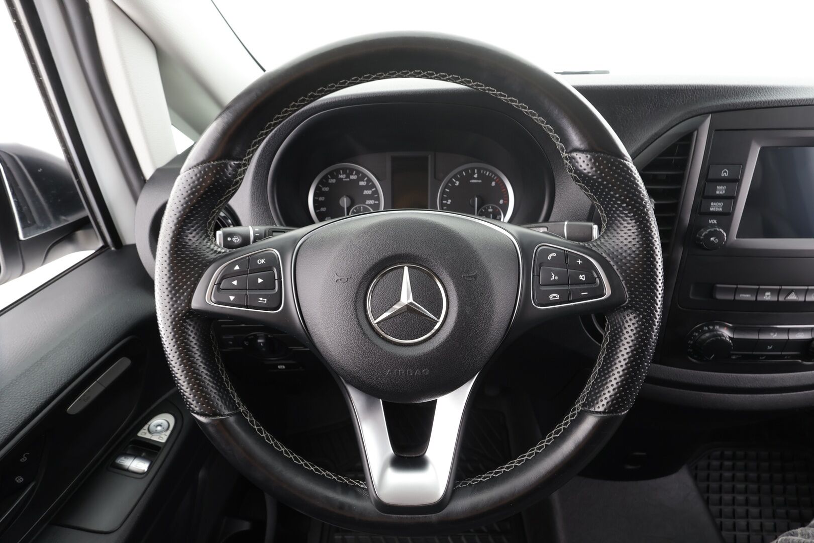 Mercedes-Benz Vito 2021 119CDI RWD-3,05/32K keskipitkä A2 A ** Distronic + / Webasto / P-Kamera / IHC + / Nahkapenkit / LED * - Suomi-auto / Kahdet renkaat